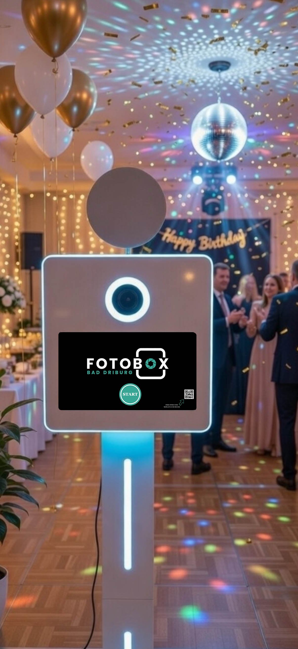 Eine Fotobox steht im Gräflichen Park Bad Driburg bei eine Feier