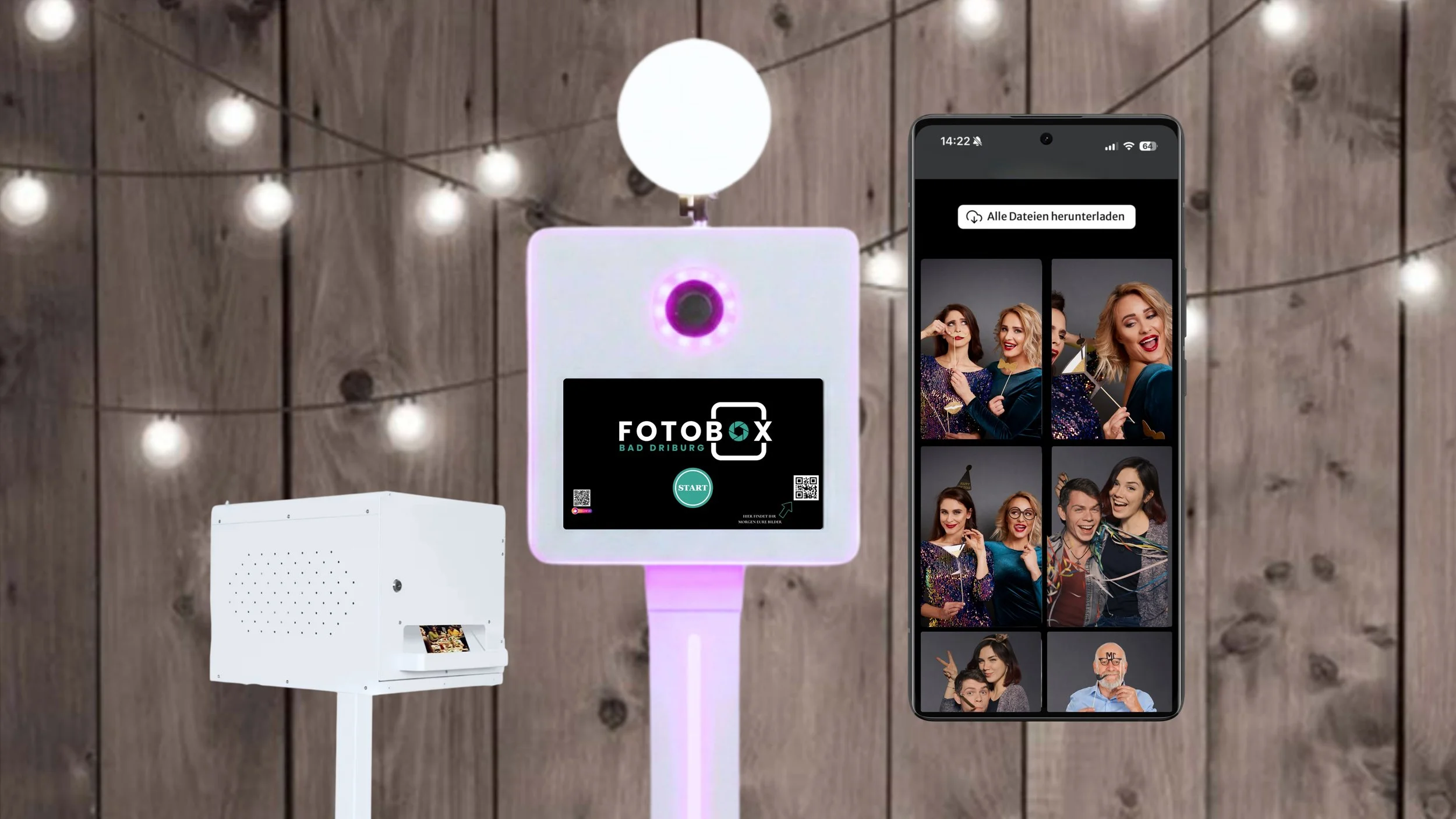 Ein Fotobox mit einem Screen, einer Kamera und einem Smartphone vor einer Holz-Wand mit Lichterketten. Das Smartphone zeigt Bilder von Personen, die Fotos machen.
