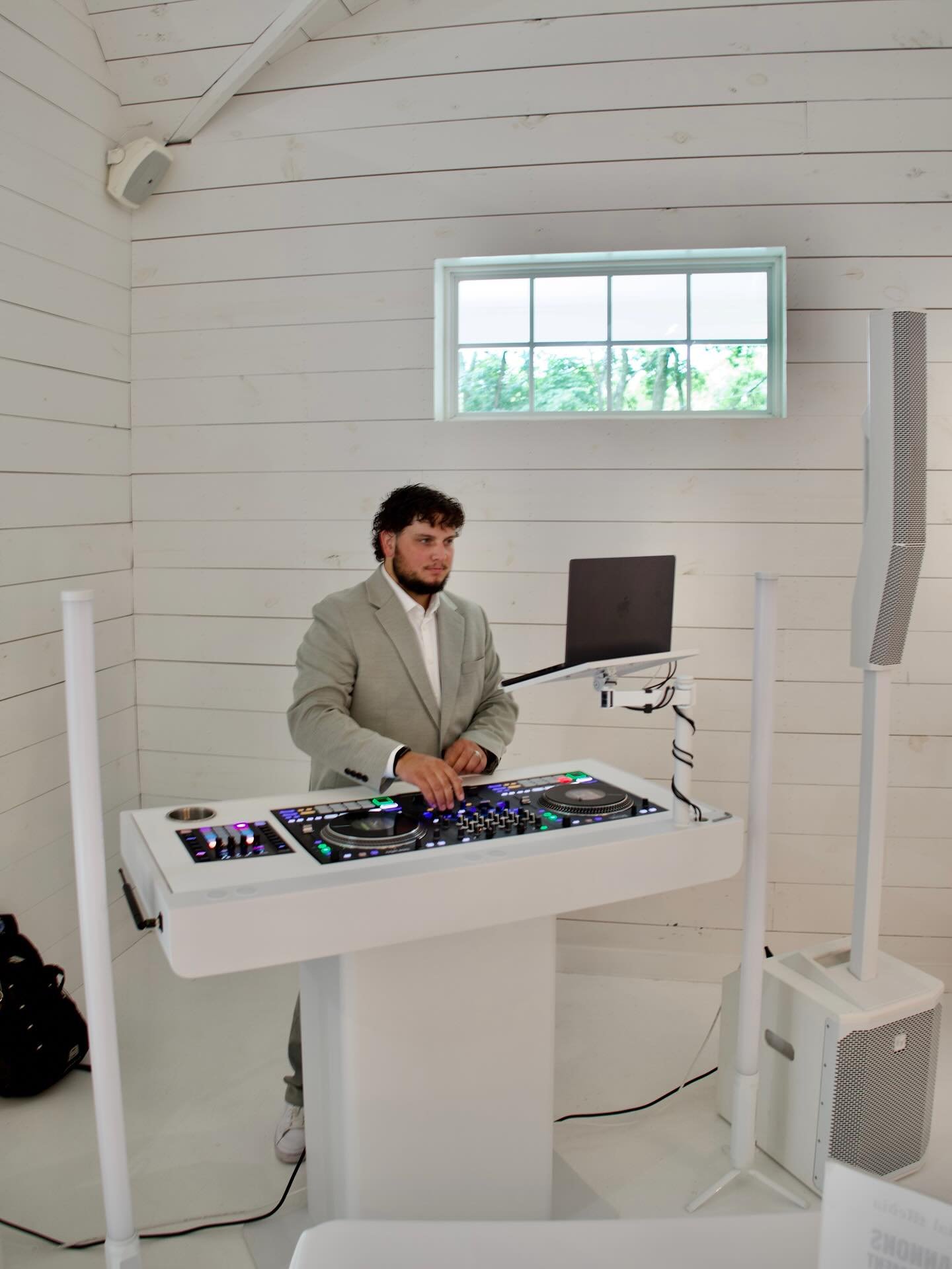 Working with you favorite person >> 

Such a great day! Spending it with my wife is such a bonus! ❤️ @emeraldandivyweddings 

#weddingdj #eventdj #openhouse #dallasdj