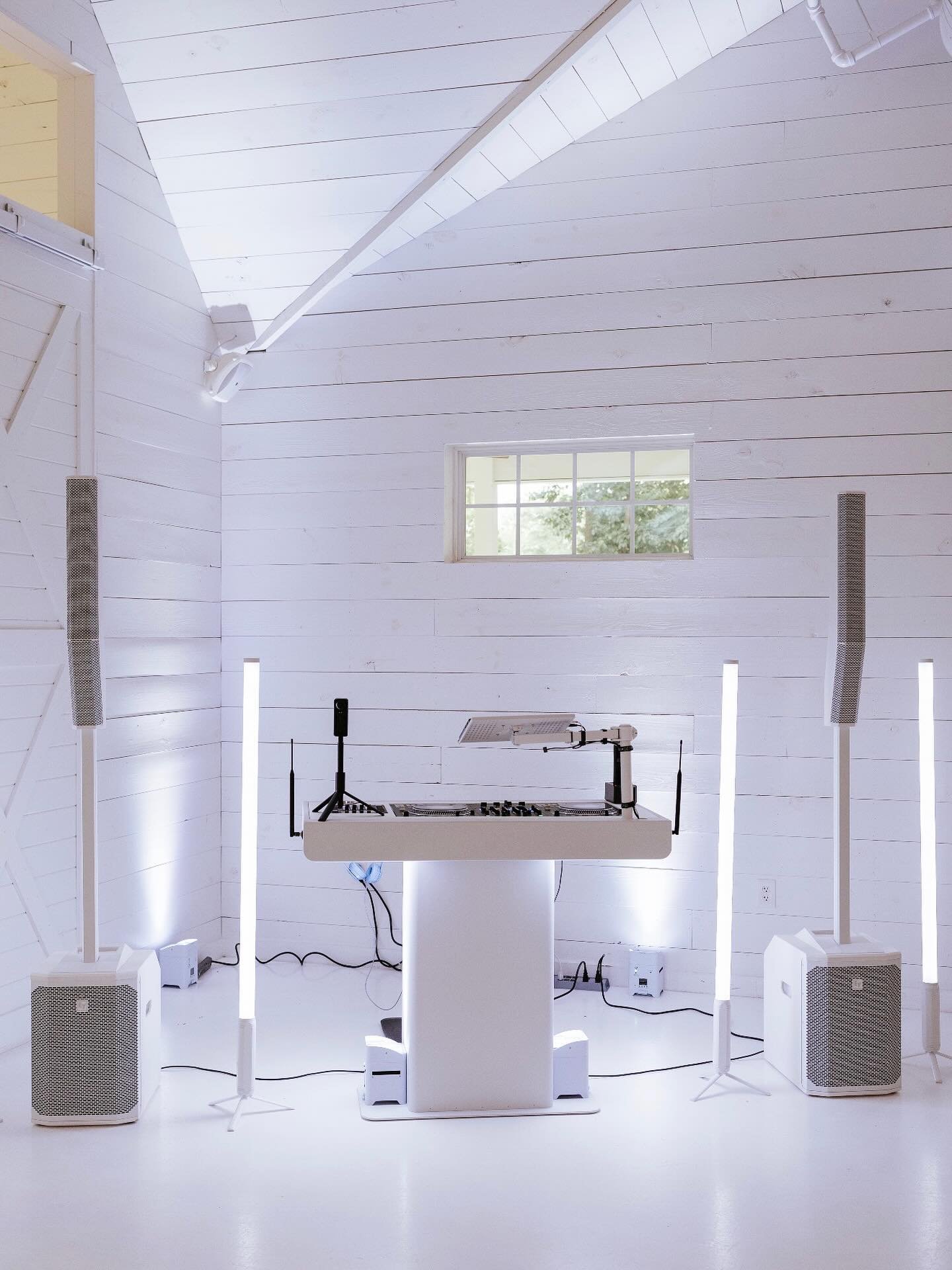 Because even the DJ set up makes an impression! Look good + sound good! 

#weddingdj #eventdj #weddings #dj