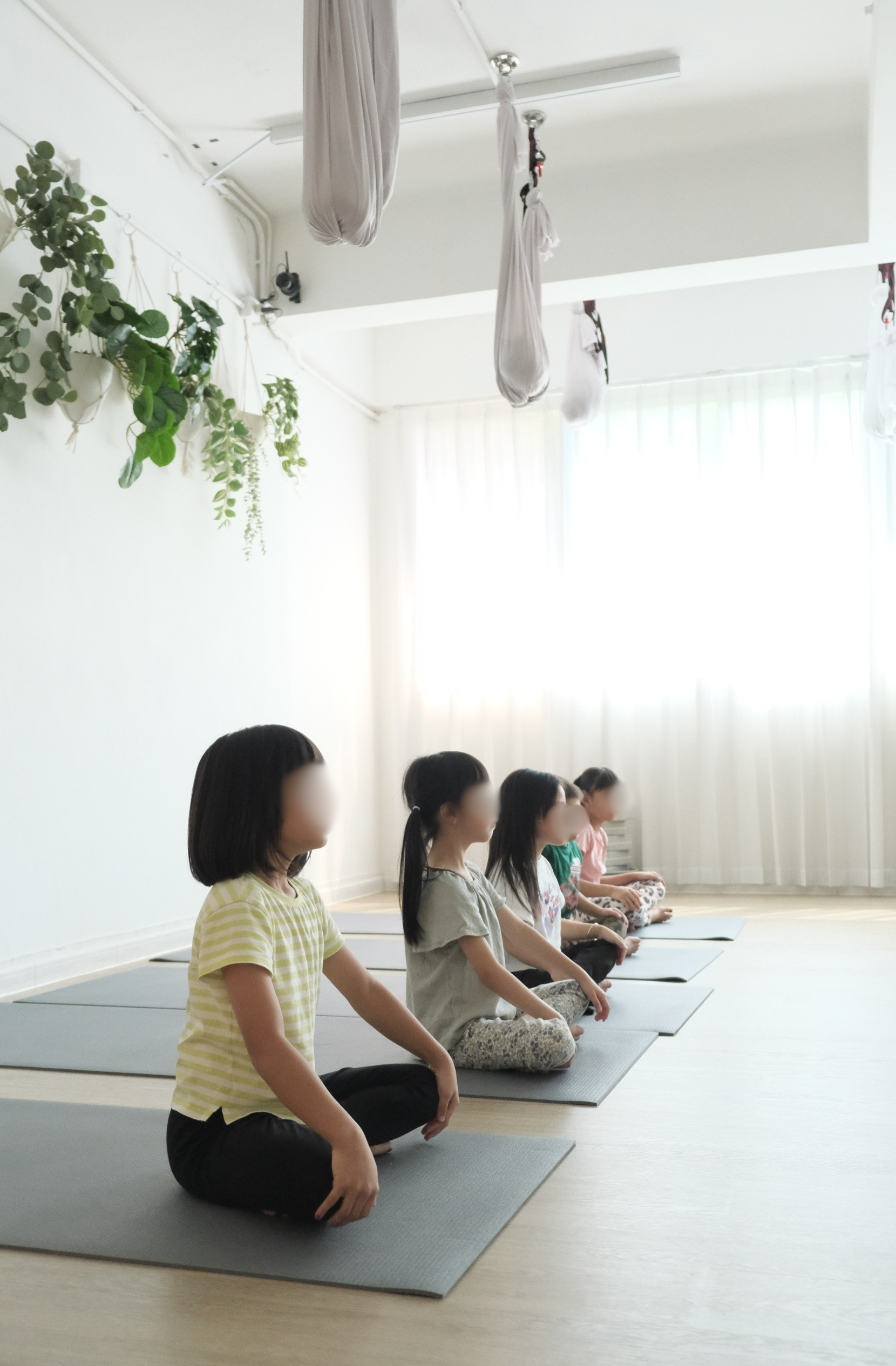 小朋友練習靜觀呼吸提升專注力，香港兒童正念瑜伽課堂實況