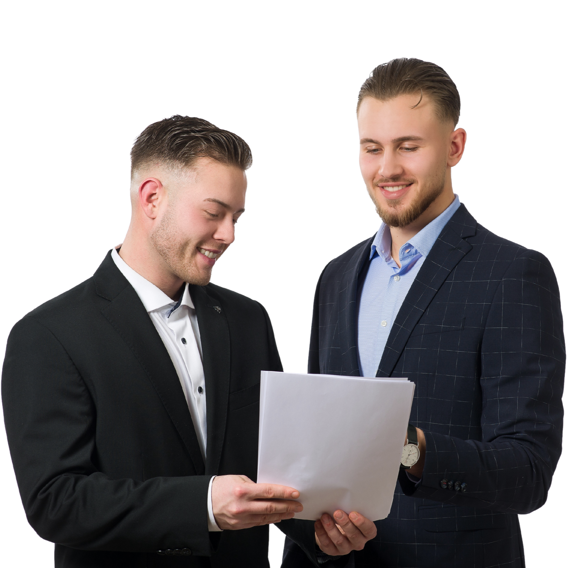 Sebastian Fütterer und Tim Thanner besprechen ein Dokument