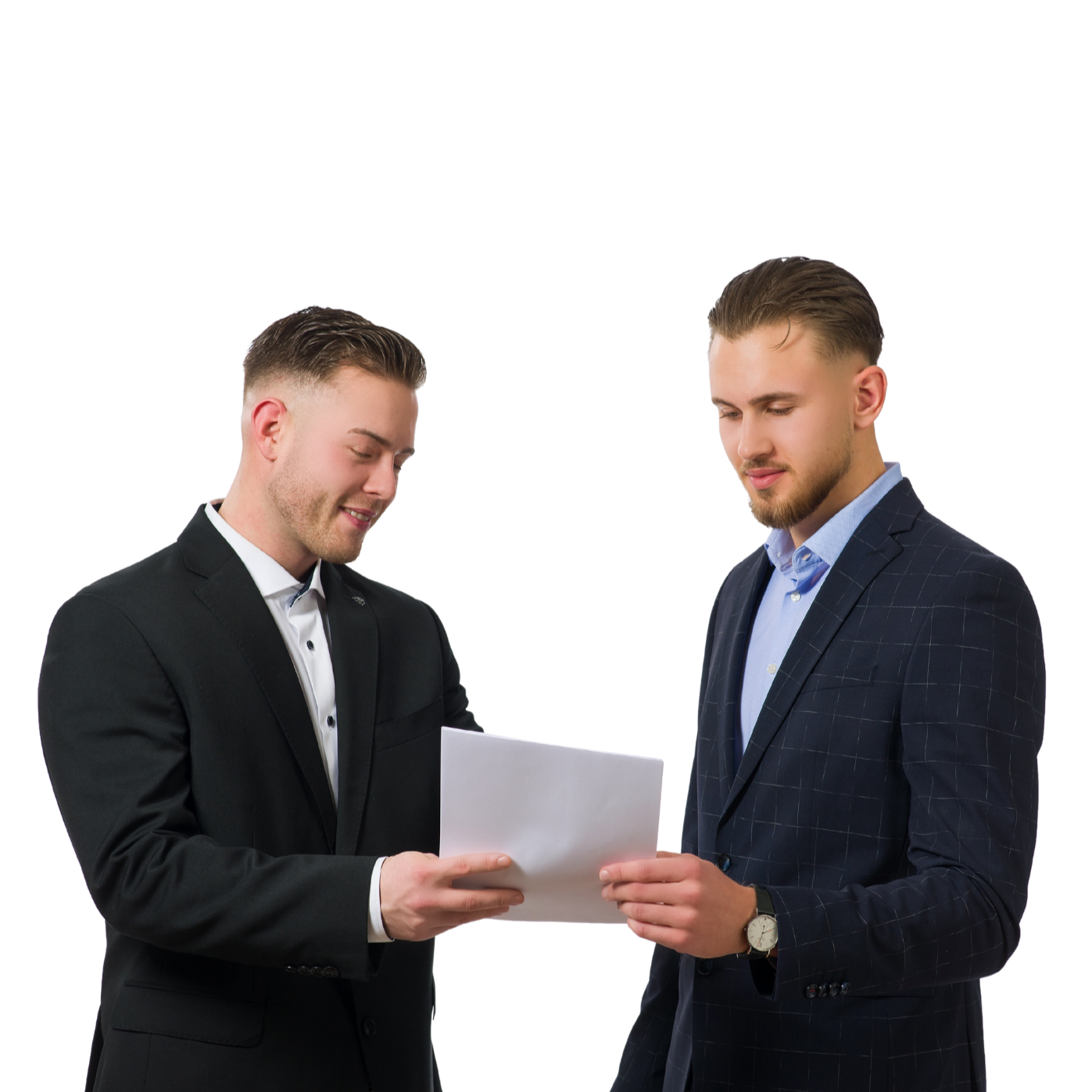 Sebastian Fütterer und Tim Thanner besprechen ein Dokument