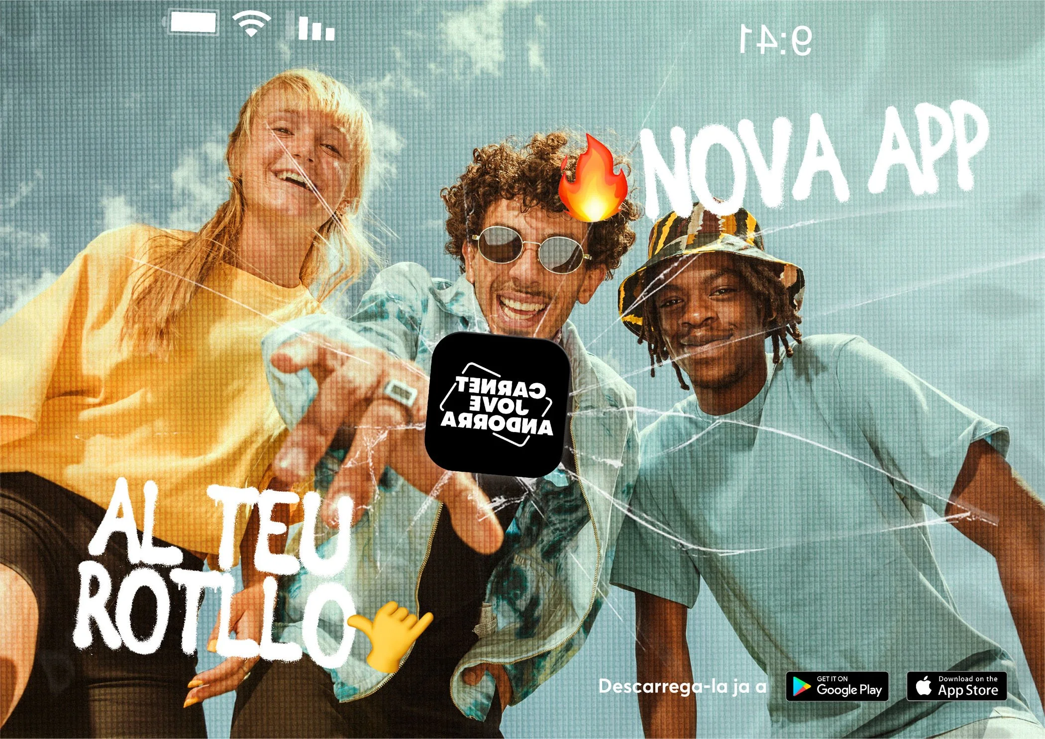 Tres jóvenes sonrientes sosteniendo un teléfono móvil, con fondo de cielo azul y nubes, promocionando la app Nova y el podcast Carinet, con texto en español que invita a no robar y a descargar la app.