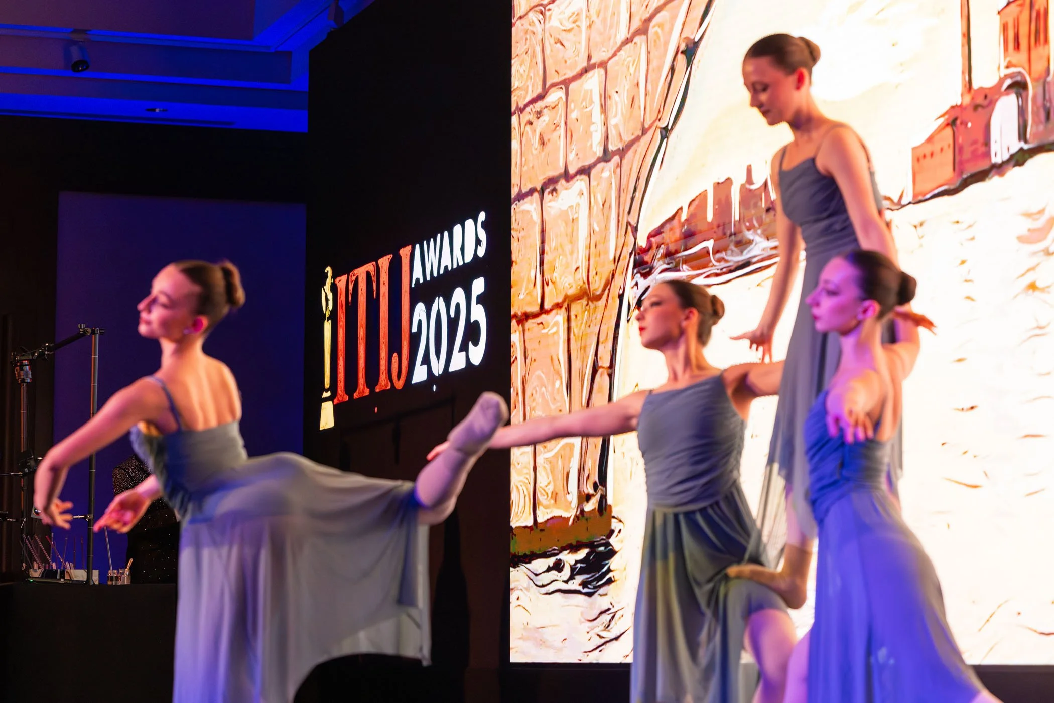 Cuatro bailarinas en el escenario durante un espectáculo en los ITIC Awards 2025.