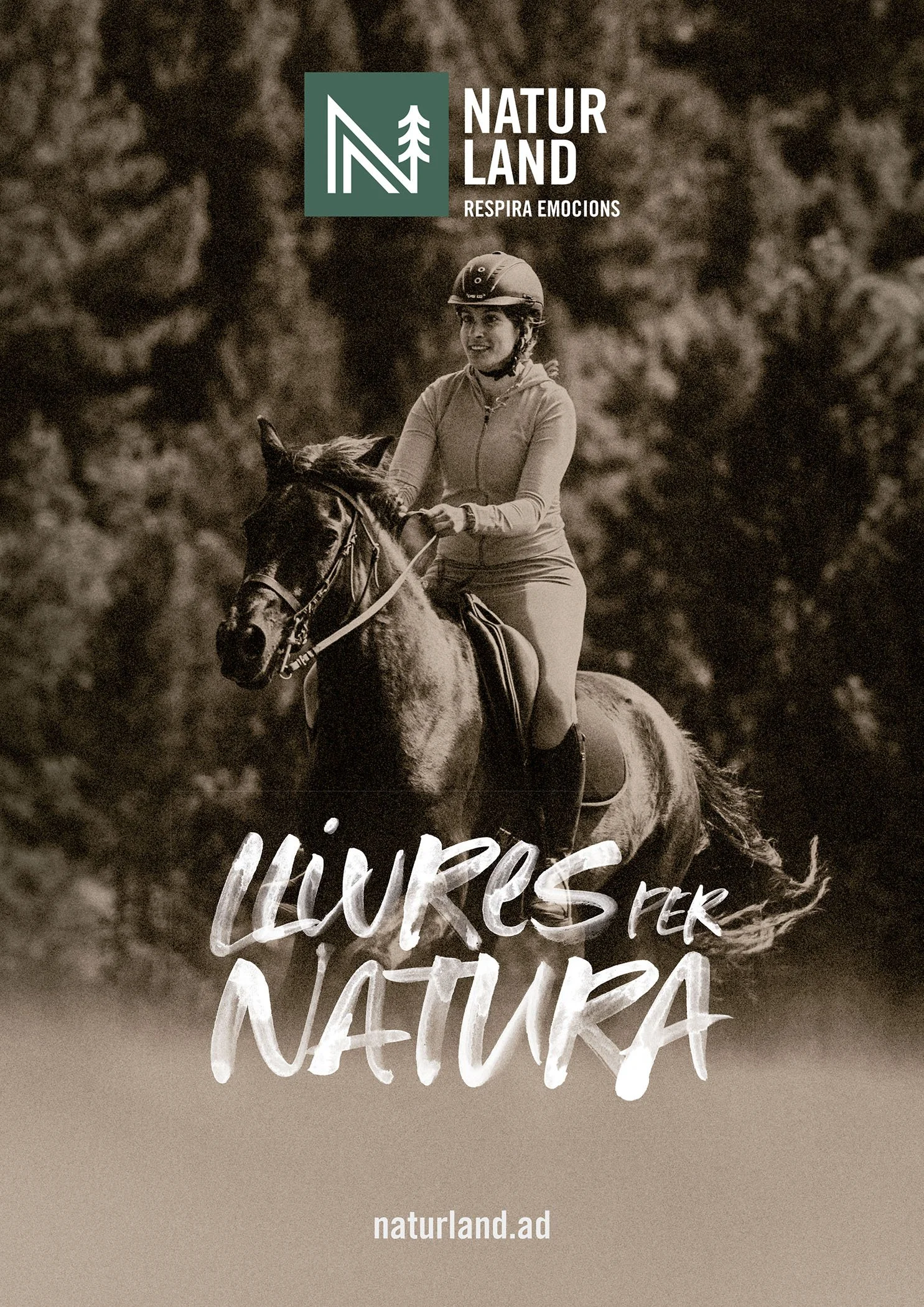 una mujer montando a caballo en un entorno natural con árboles, promocionando naturaleza y emociones