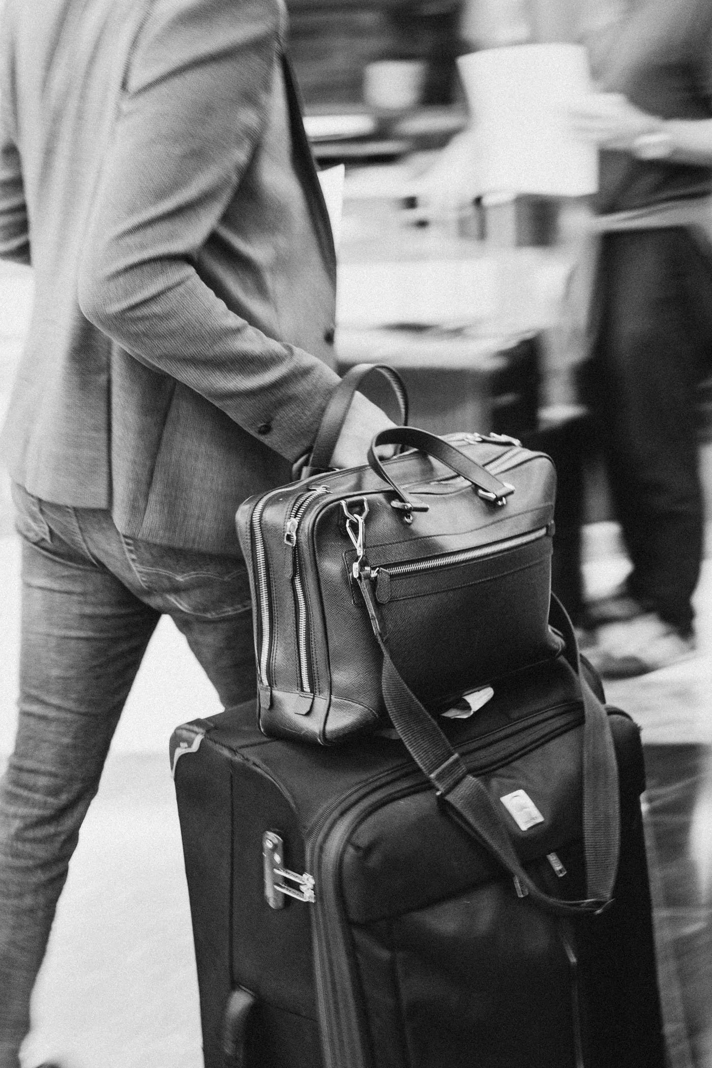 Persona con maleta y bolso en un aeropuerto.