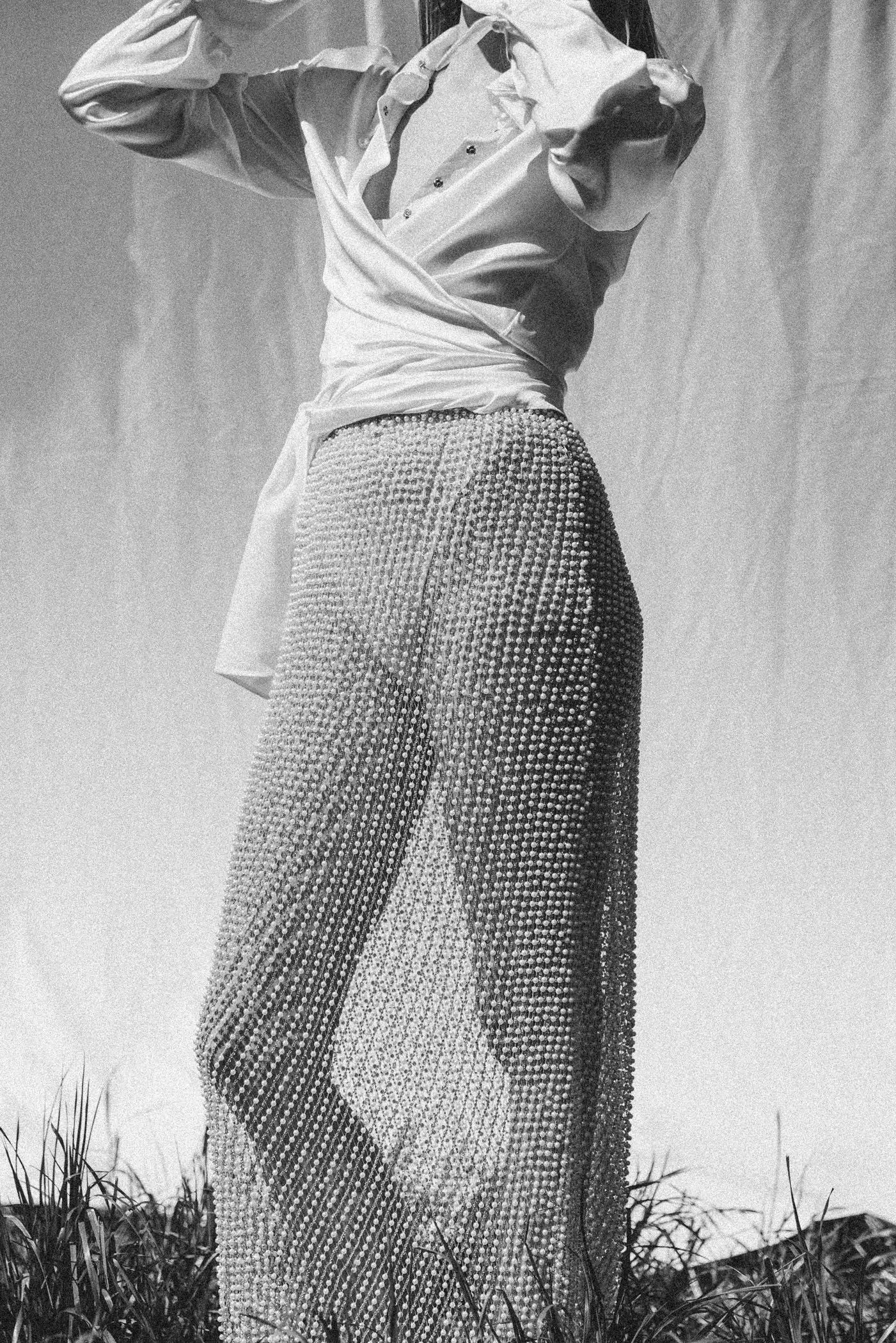 Mujer con pantalones largos de aros y blusa sin mangas en campo