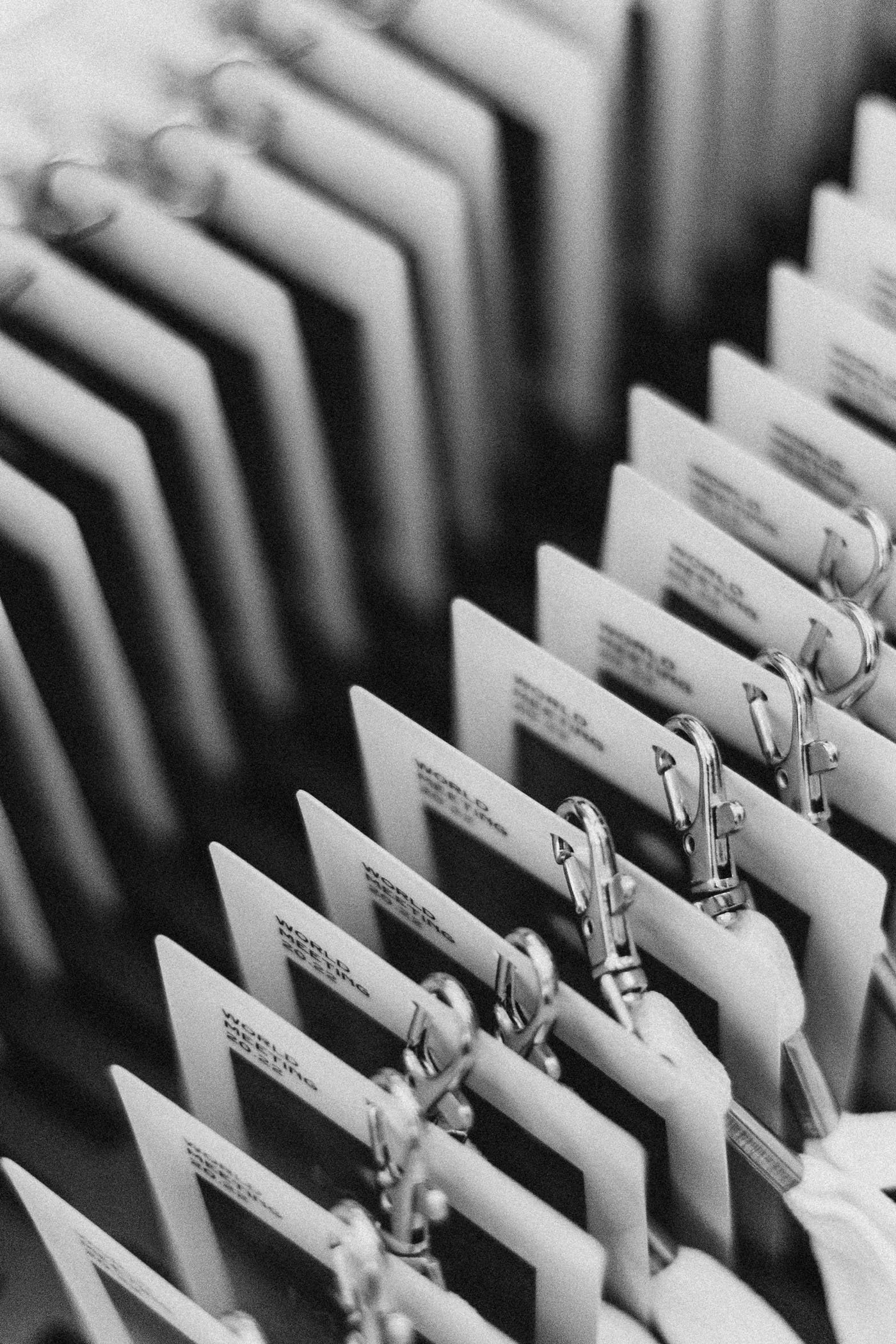 Archivo con fichas colgadas en un separador, en blanco y negro.