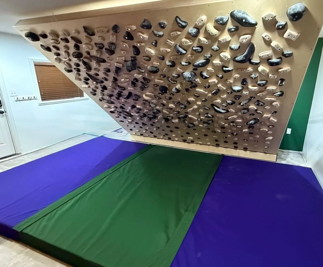 Maximizing space never looked so good. @mrbologna_boardpeasant 
⁣⁣
📸 12x10 Home Wall fitted with a #tensionboard TB2 and custom modular mats.
⁣⁣
#homewall #adjustablewall #homeclimbingwall #adjustableclimbingwall #tb2 #tensionboard #tensionboard2 #r