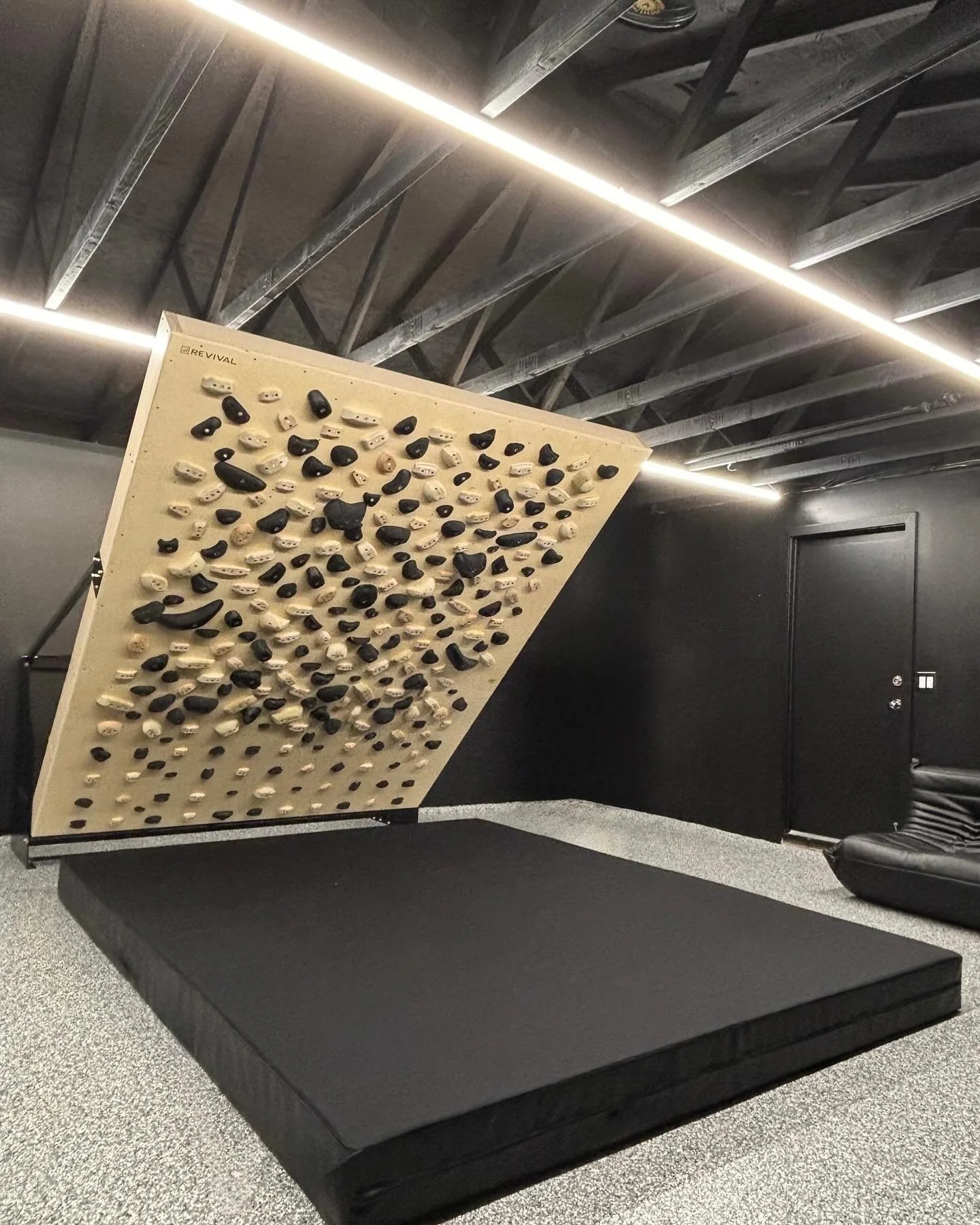 🖤😎🖤
⁣⁣
📸 8x10 Home Wall fitted with a #tensionboard TB2 and an 8&rsquo;x10&rsquo; landing mat.⁣⁣
⁣⁣
#homewall #adjustablewall #homeclimbingwall #adjustableclimbingwall #tb2 #tensionboard #tensionboard2 #rockclimbing #bouldering #climbinggym #revi