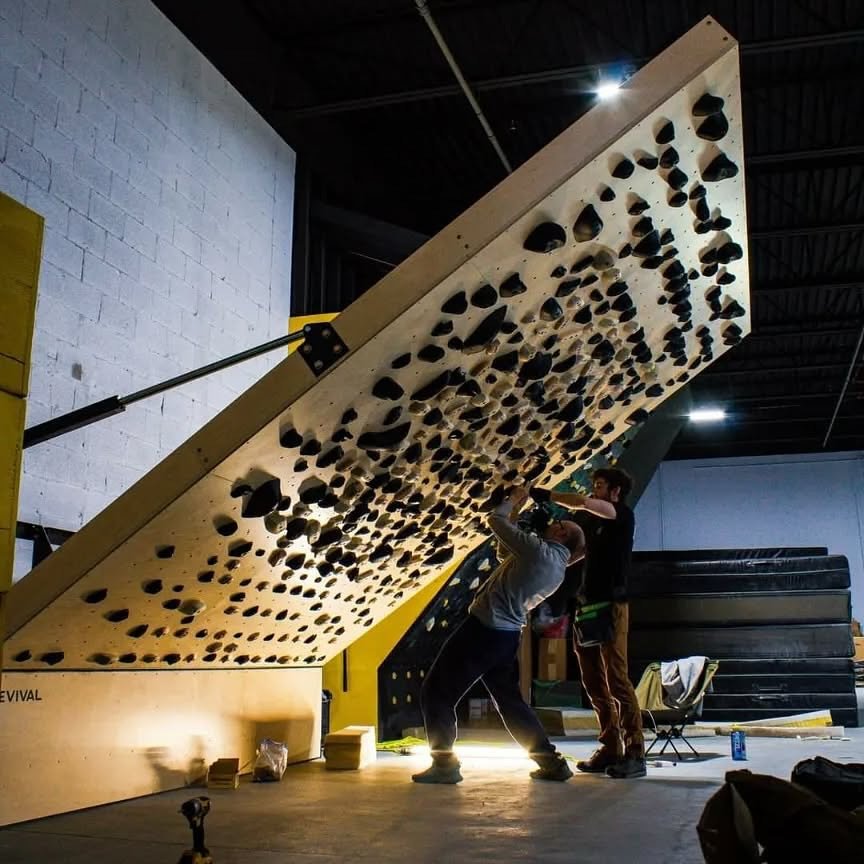 @revival_climbing 🤝 @tensionboard 

A throwback setup at @apexclimbinggym 
almost 2 years ago now!

A match made in heaven? Let us know!