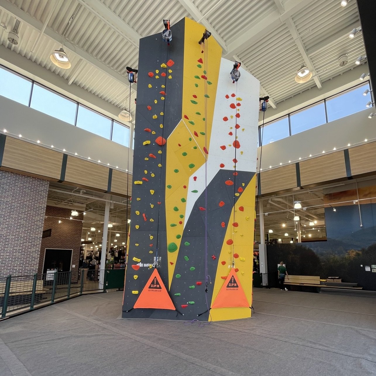Another Dick&rsquo;s Sporting Goods down! This one is in Pittsburg where we did a commercial landing system setup.

Shoutout to @impactclimbing for the tasteful Steelers colors for the wall! 🏈