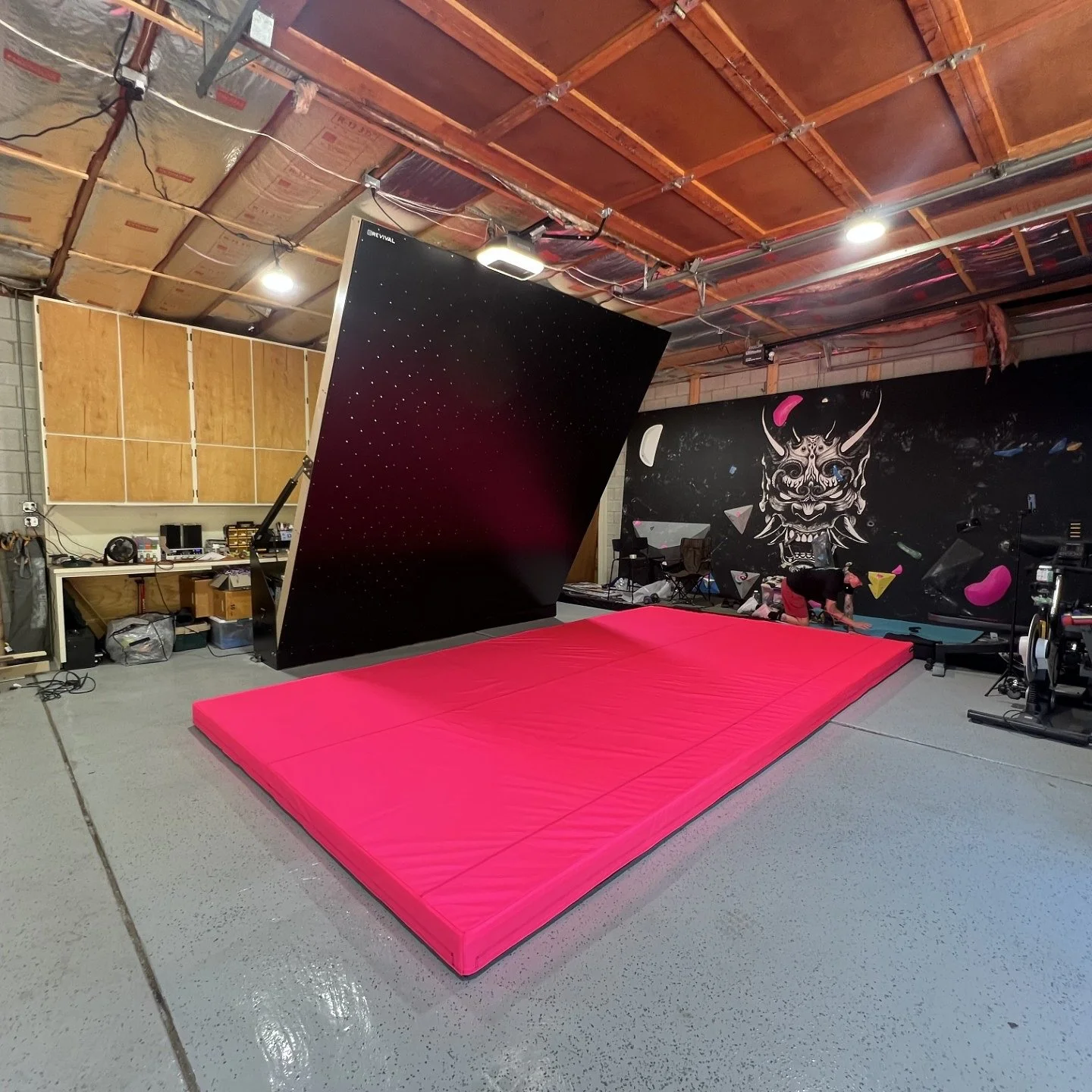 Hot Pink Padding! 🌸

We got @alexjohnson89 &amp; @melinacostanza set up with one of our adjustable walls &amp; a hot pink landing mat! A great addition to this private setup!