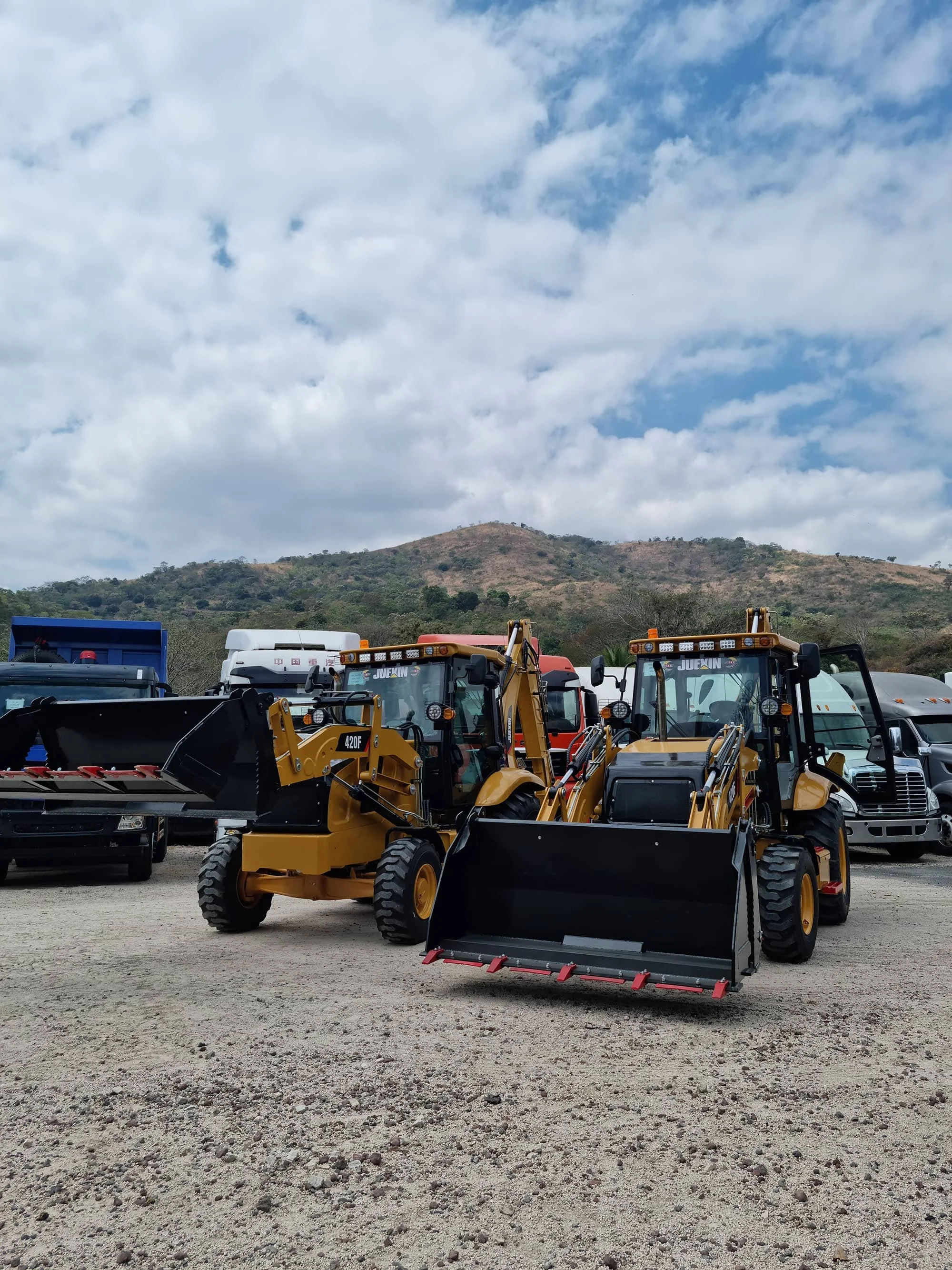 Maquinaria de Venta — Camiones y Cabezales Disponibles en El Salvador 4.jpg