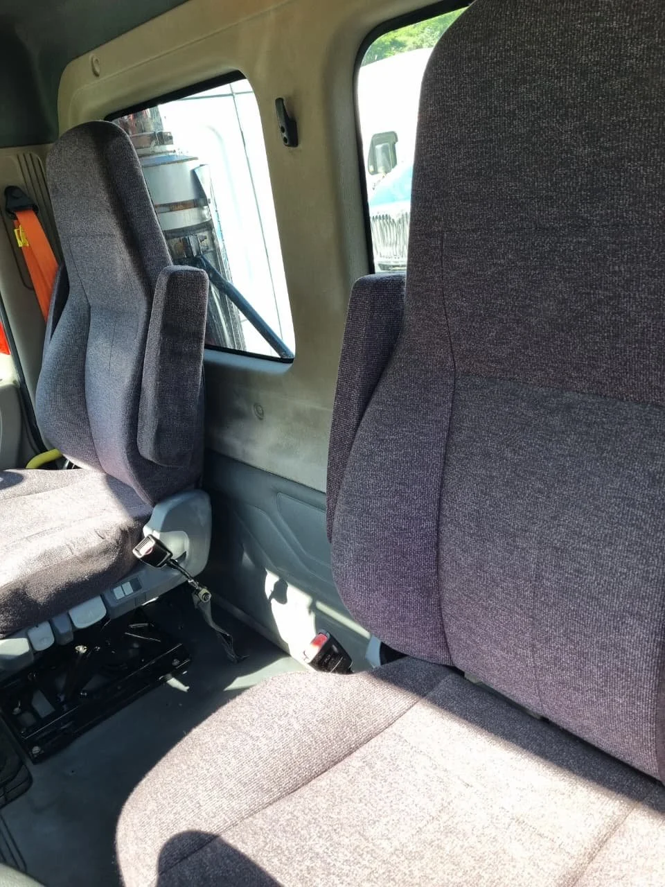 Cascadia daycab 2017 (2).jpeg