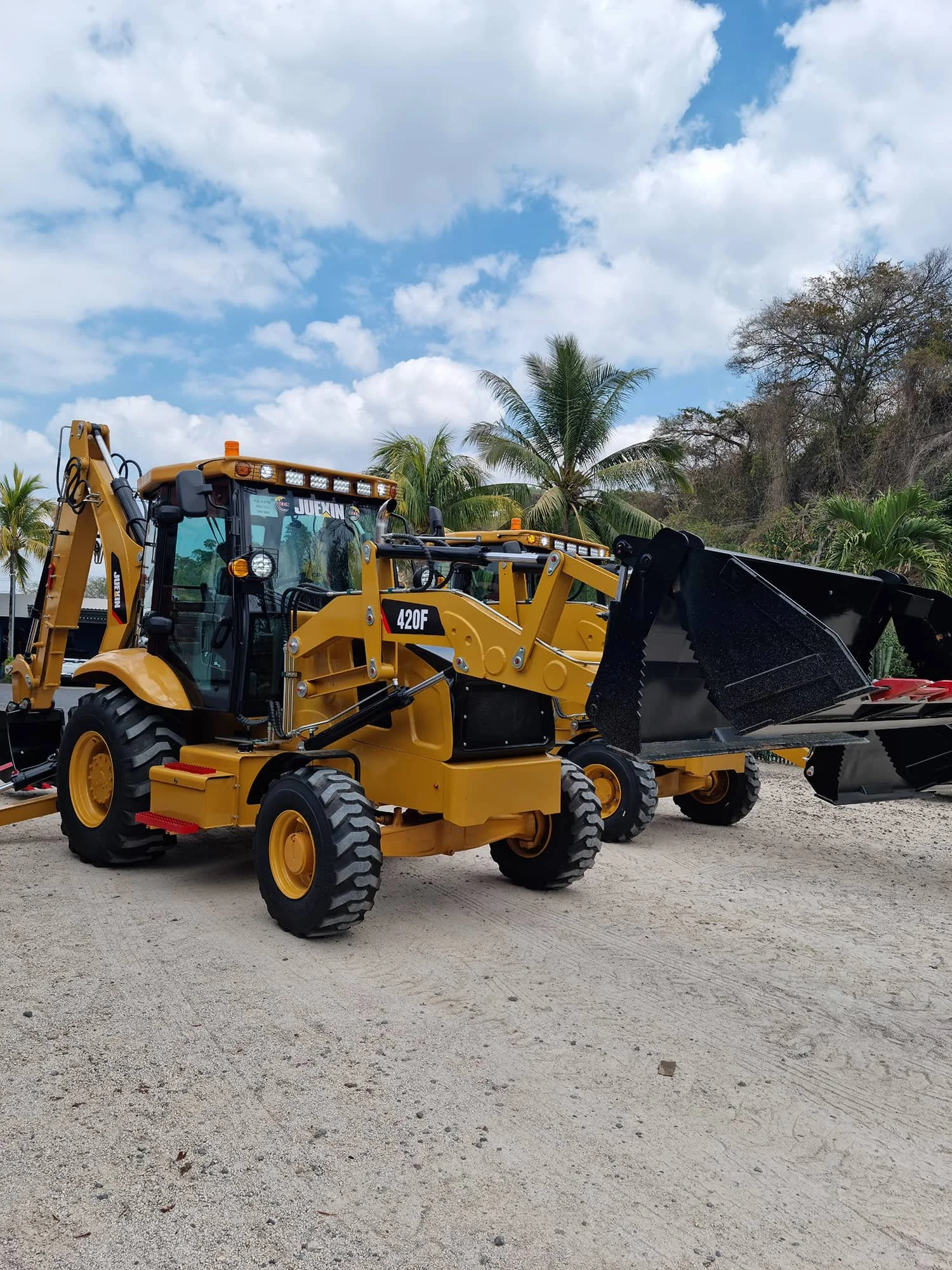 Maquinaria de Venta — Camiones y Cabezales Disponibles en El Salvador 6.jpg