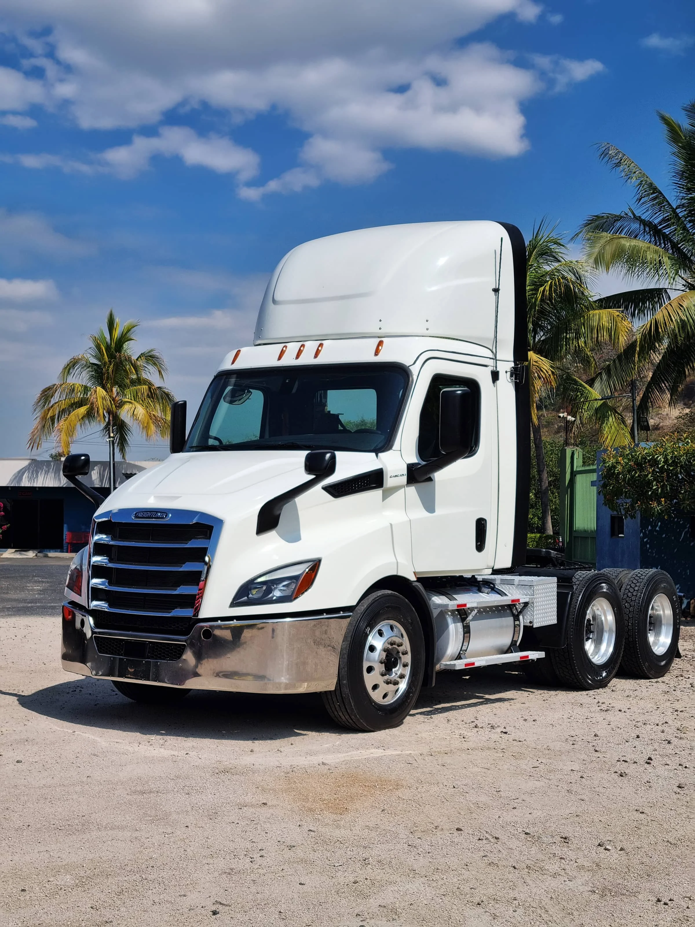 ZCam - Sobre Nosotros - Venta de Camiones y Cabezales en El Salvador