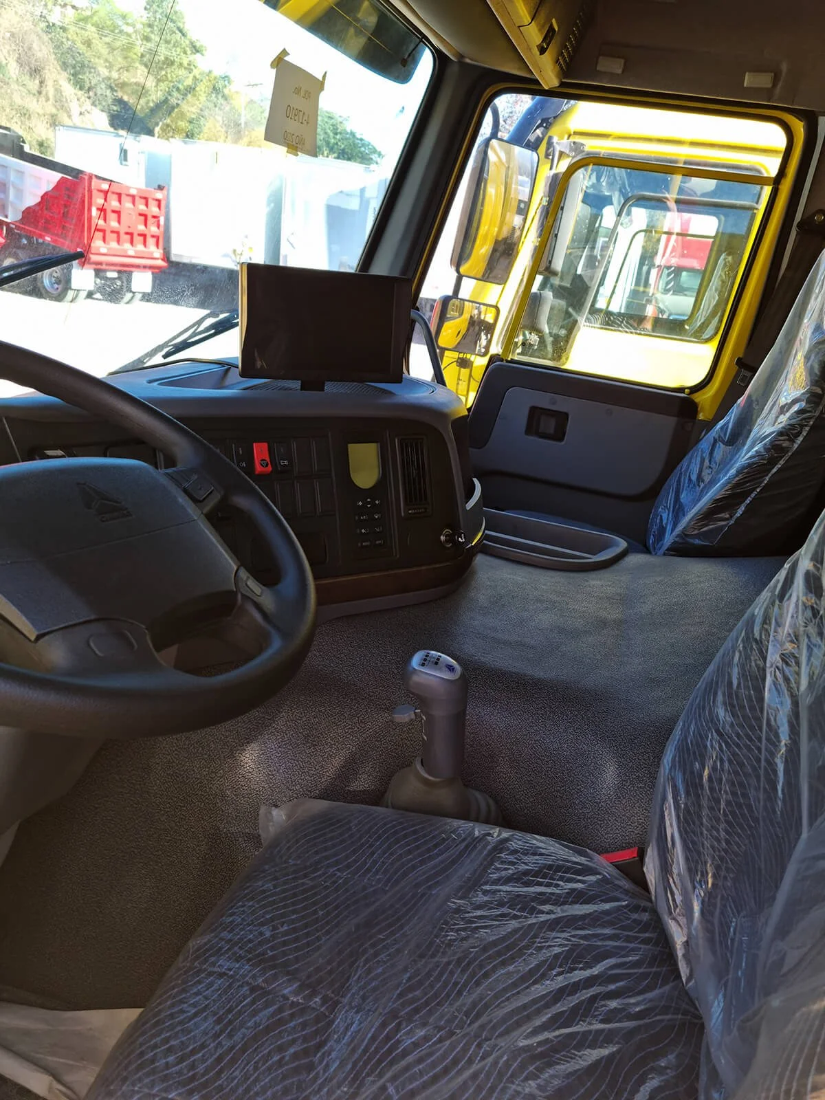 Volteo Howo Amarillo de Venta — Camiones y Cabezales Disponibles en El Salvador 3.jpg