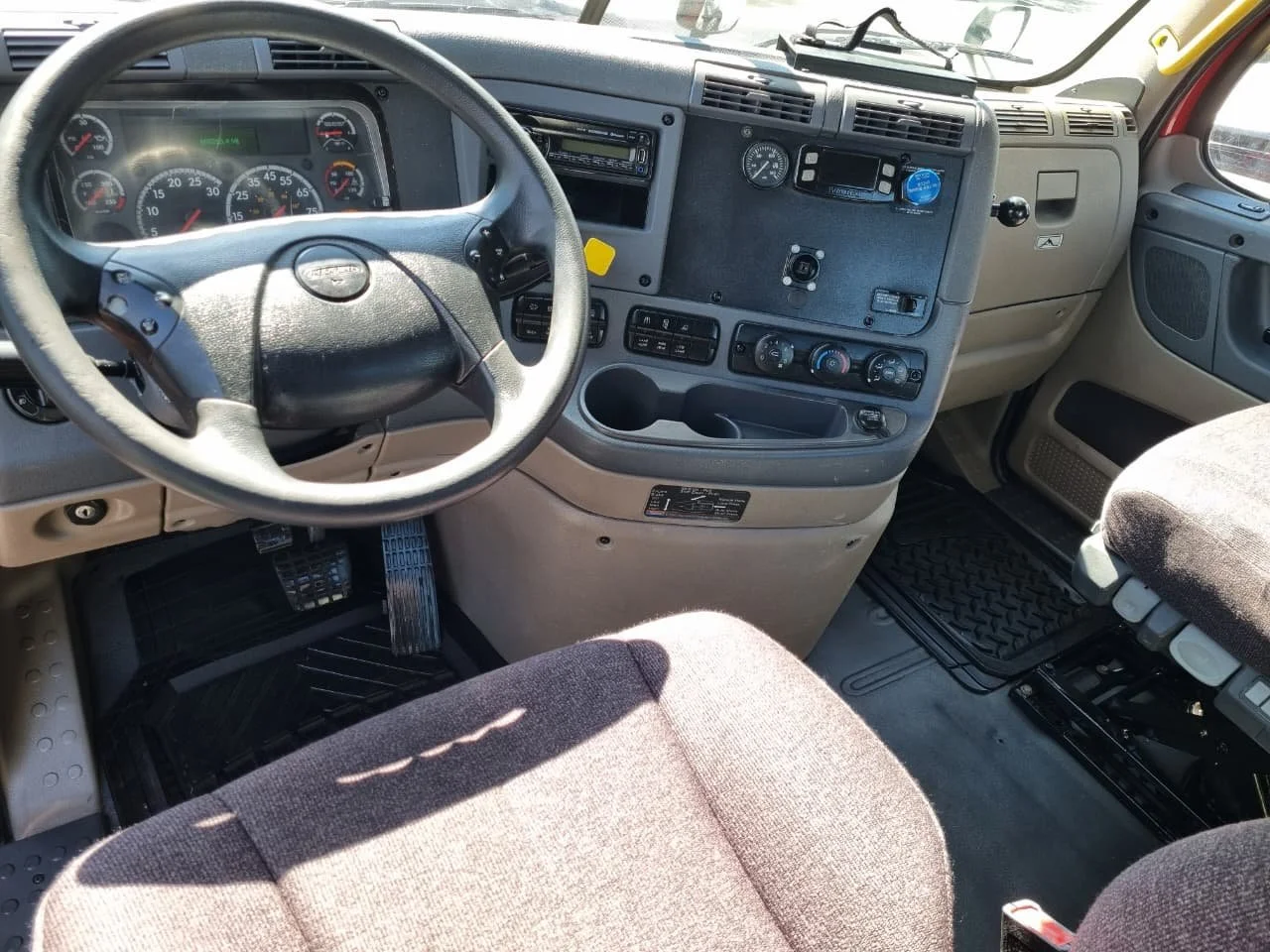 Cascadia daycab 2017 (1).jpeg