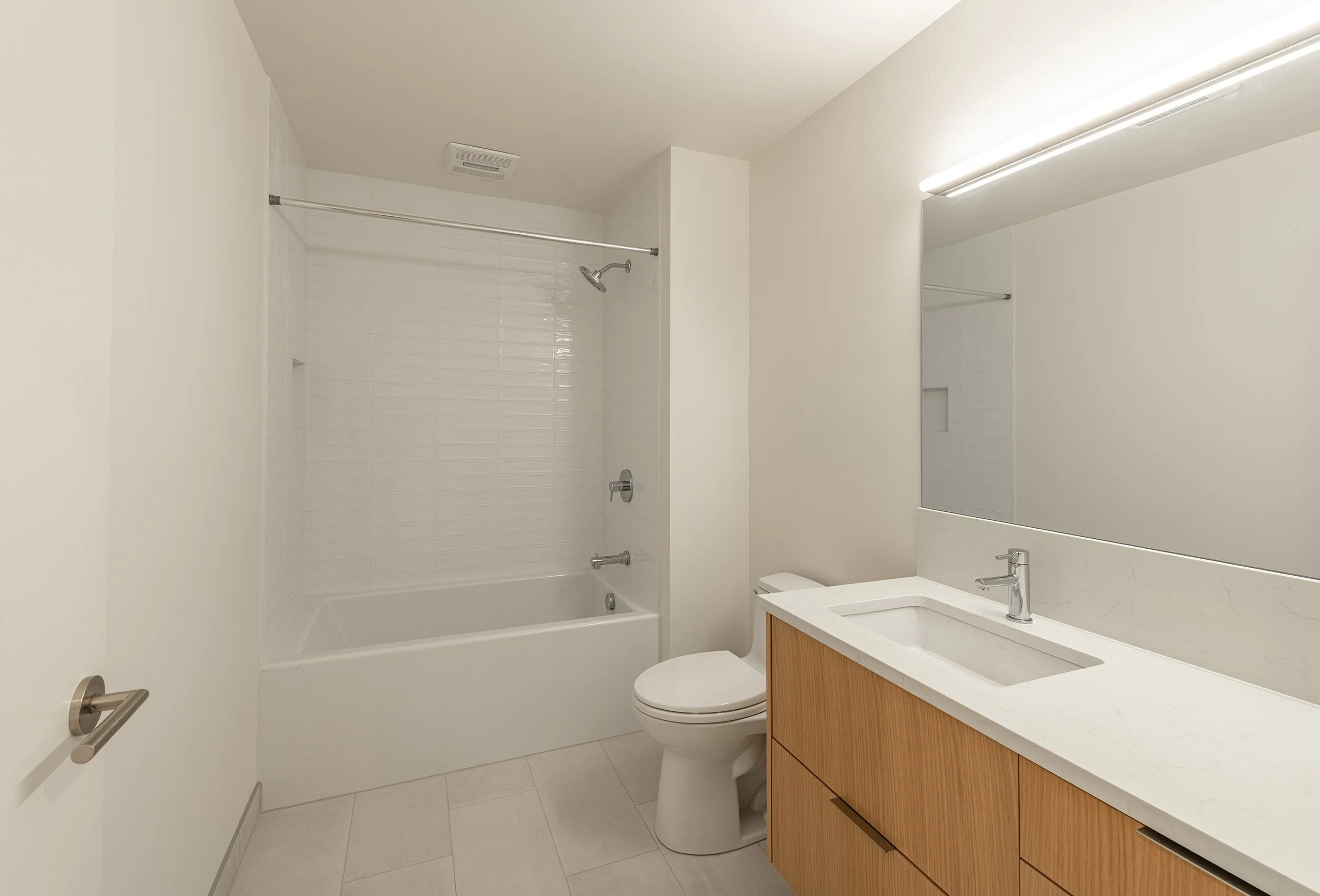 BUILD-LLC-SW-Cottage-Int-Overstory-Bath-01-AvL.jpg