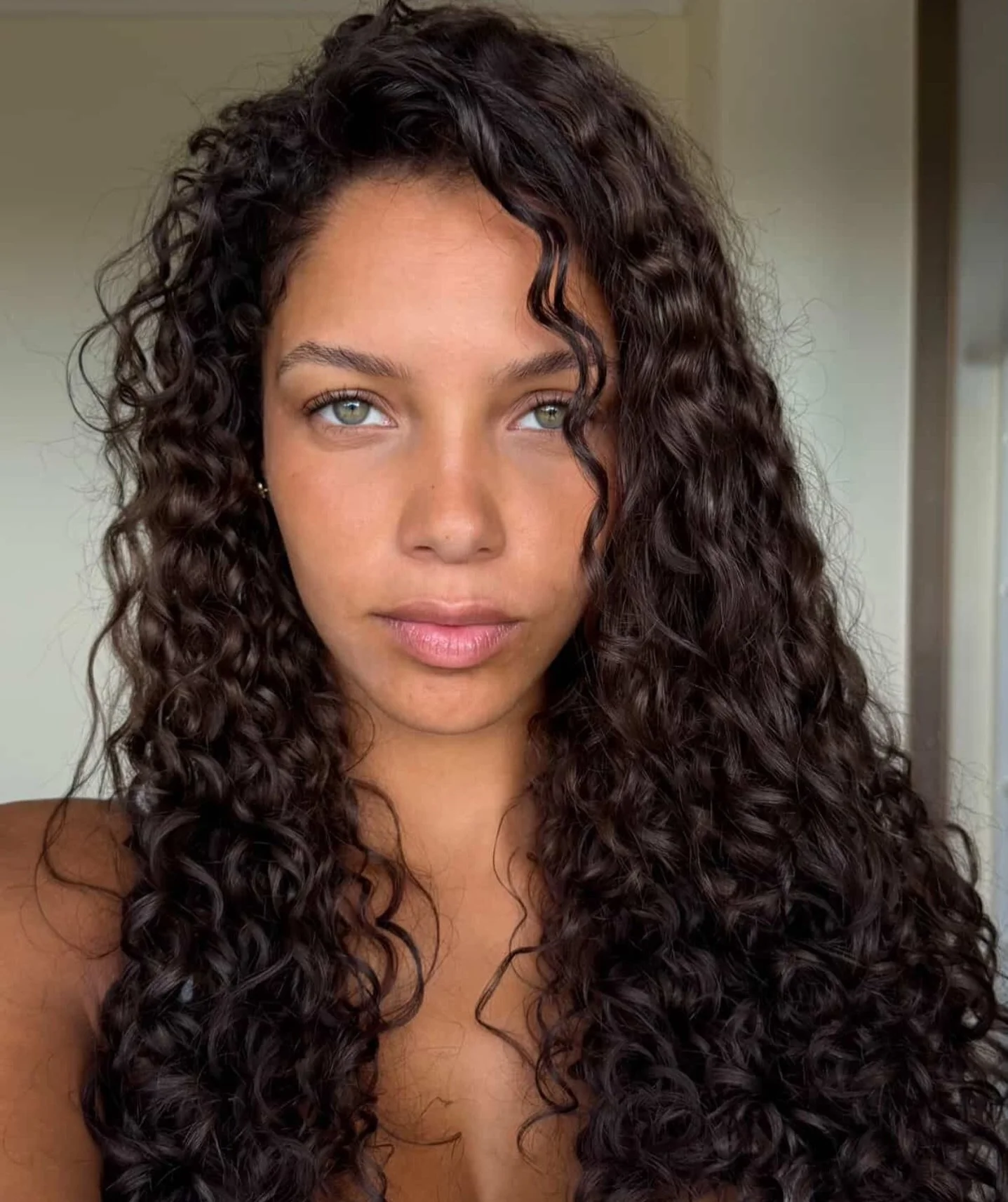 Shine, depth, and natural curls on my gorgeous friend 🤎 

@melocst 

#BrunetteCurls #CurlyHairGoals #HealthyHair #GlossyHair #NaturalTexture