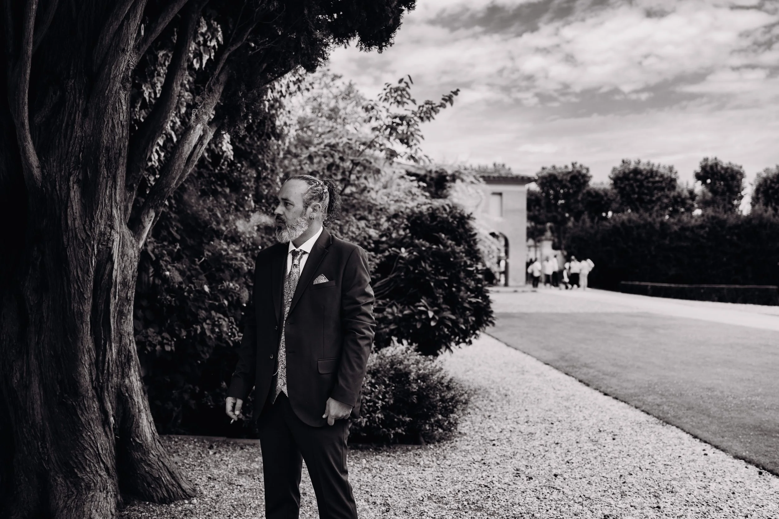 Le marié attend la mariée pour leur first look à Tournefeuille près de Toulouse, en Occitanie. 