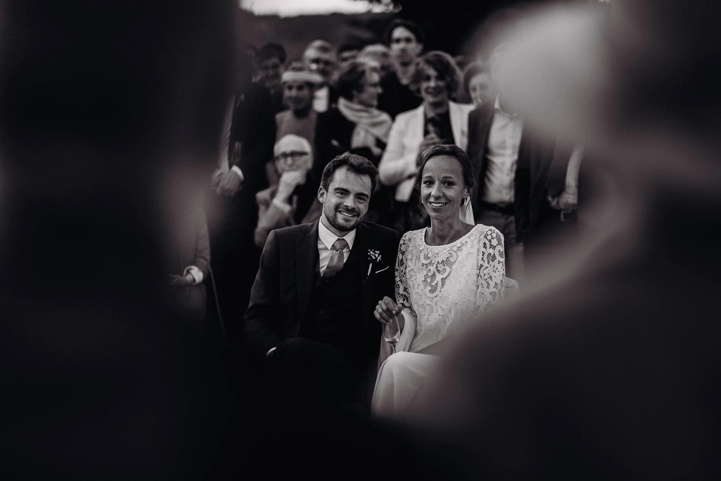 Photo en noir en blanc lors du vin d'honneur d'un mariage au manoir de Lisle proche de Toulouse, en Occitanie. 