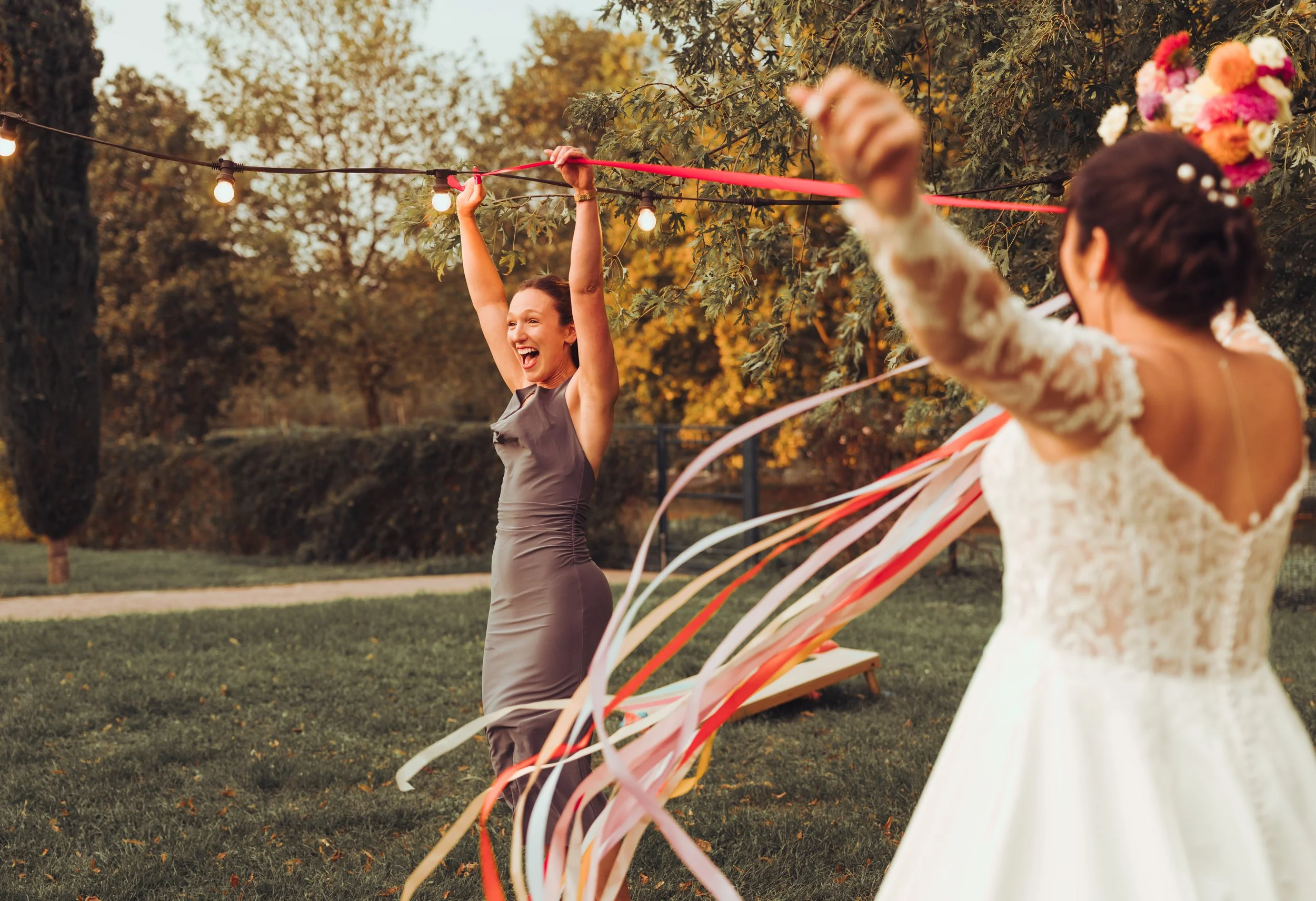 La gagnant du jeu des ruban vient de remporter le bouquet de la mariée au Mas des Canelles proche de Toulouse