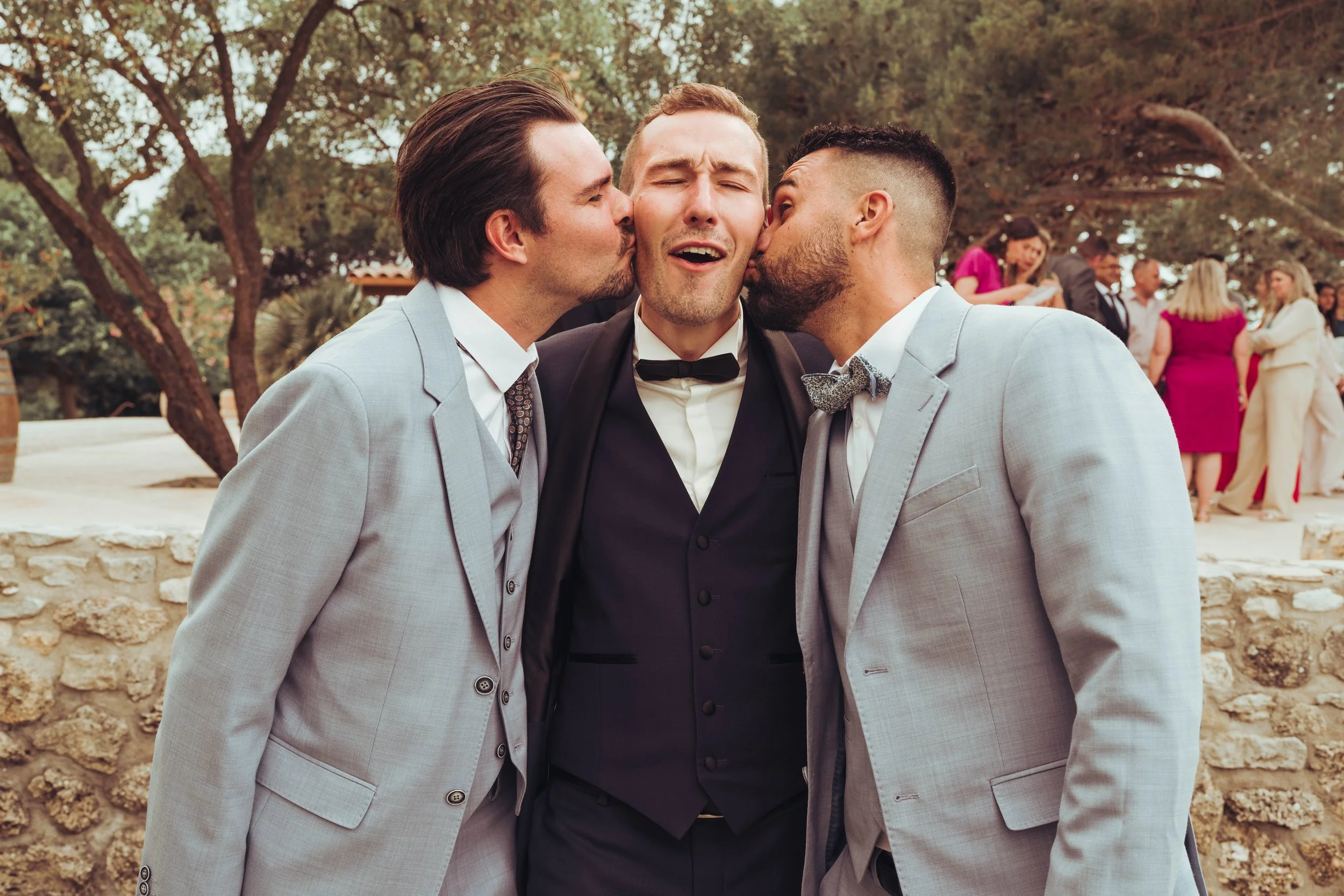 Moment drôle entre le marié et ses témoins proche de Béziers, Occitanie.