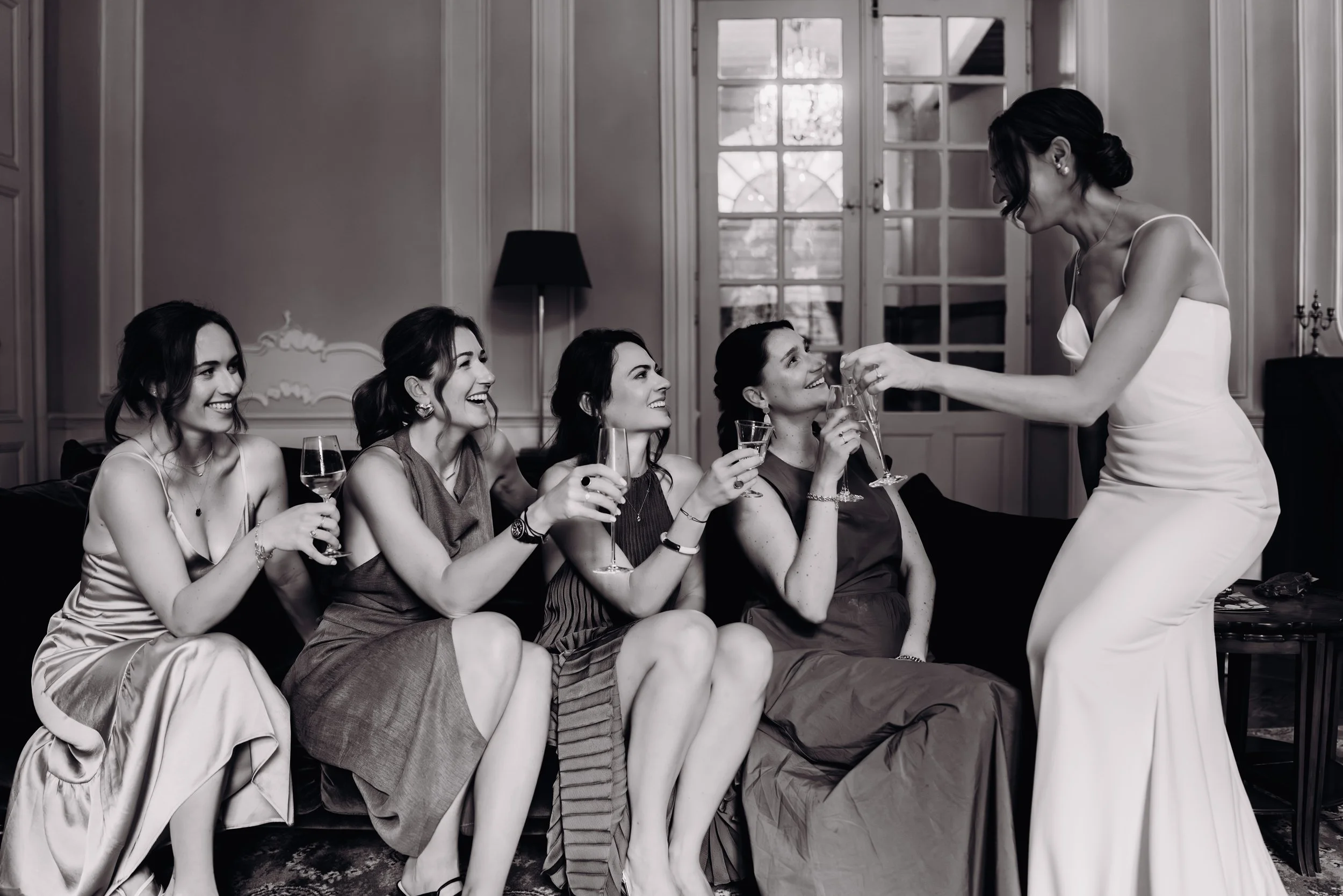 La mariée trinque avec ses demoiselles d'honneur après les préparatifs de la mariée à l'Orangerie des Demoiselles à Frouzins près de Toulouse, en Occitanie. 