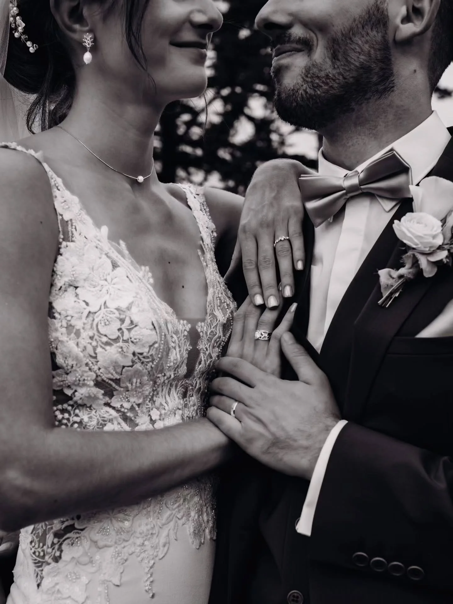 Un moment de complicit&eacute; entre les jeunes &eacute;poux. Il est l'heure de savourer ces mois, ces ann&eacute;es de pr&eacute;paration. Et j'adore &ecirc;tre dans les parage pour immortaliser tous ces instants d'amour

#mariage #photographetoulou
