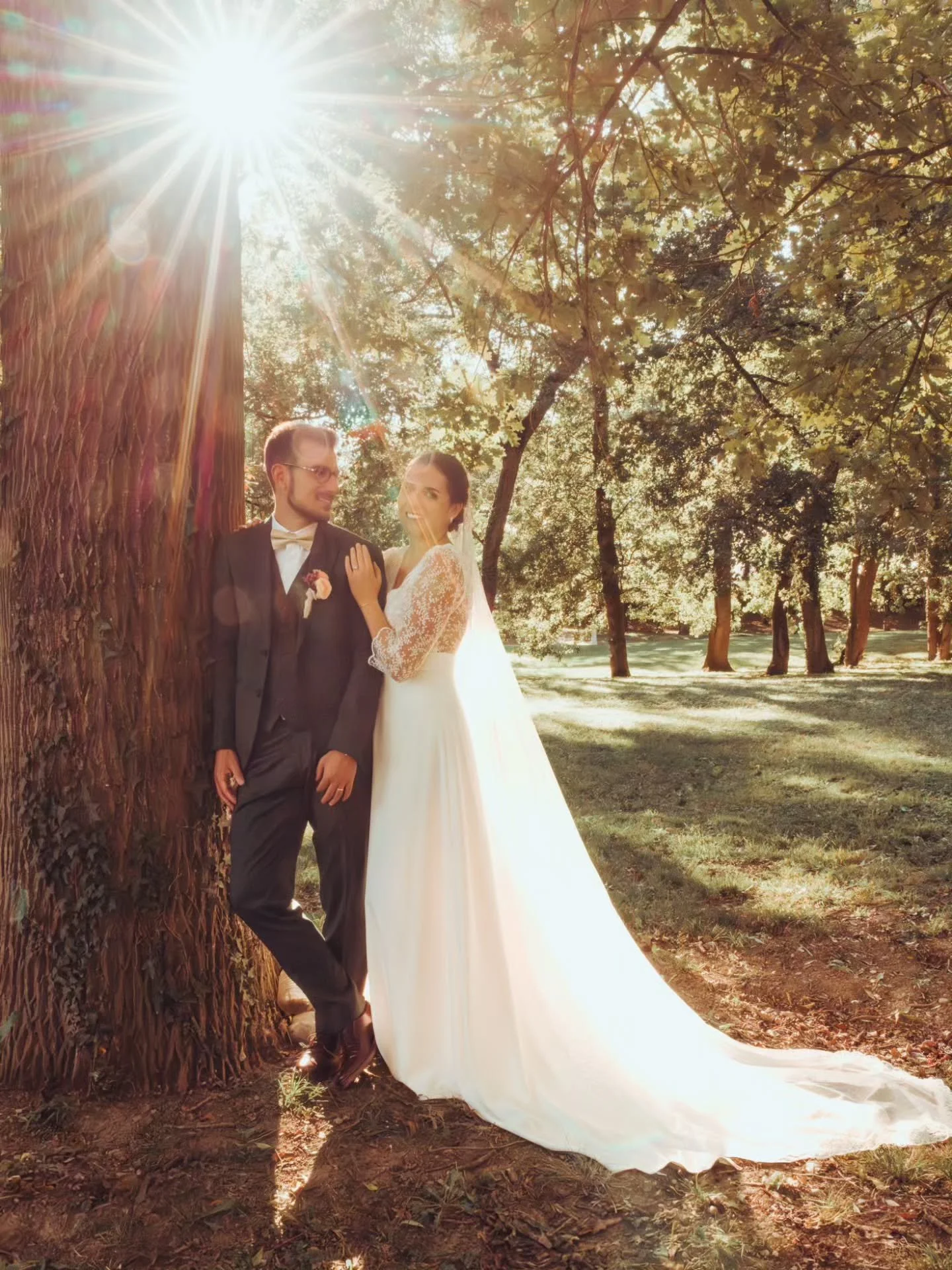 What do you think the last picture with silhouettes ?
Mixing colors + black &amp; white pictures creates such a variety of emotions when my couples are watching to their wedding photos gallery 

#photographemariage #toulouse #weddinginfrance #portrai