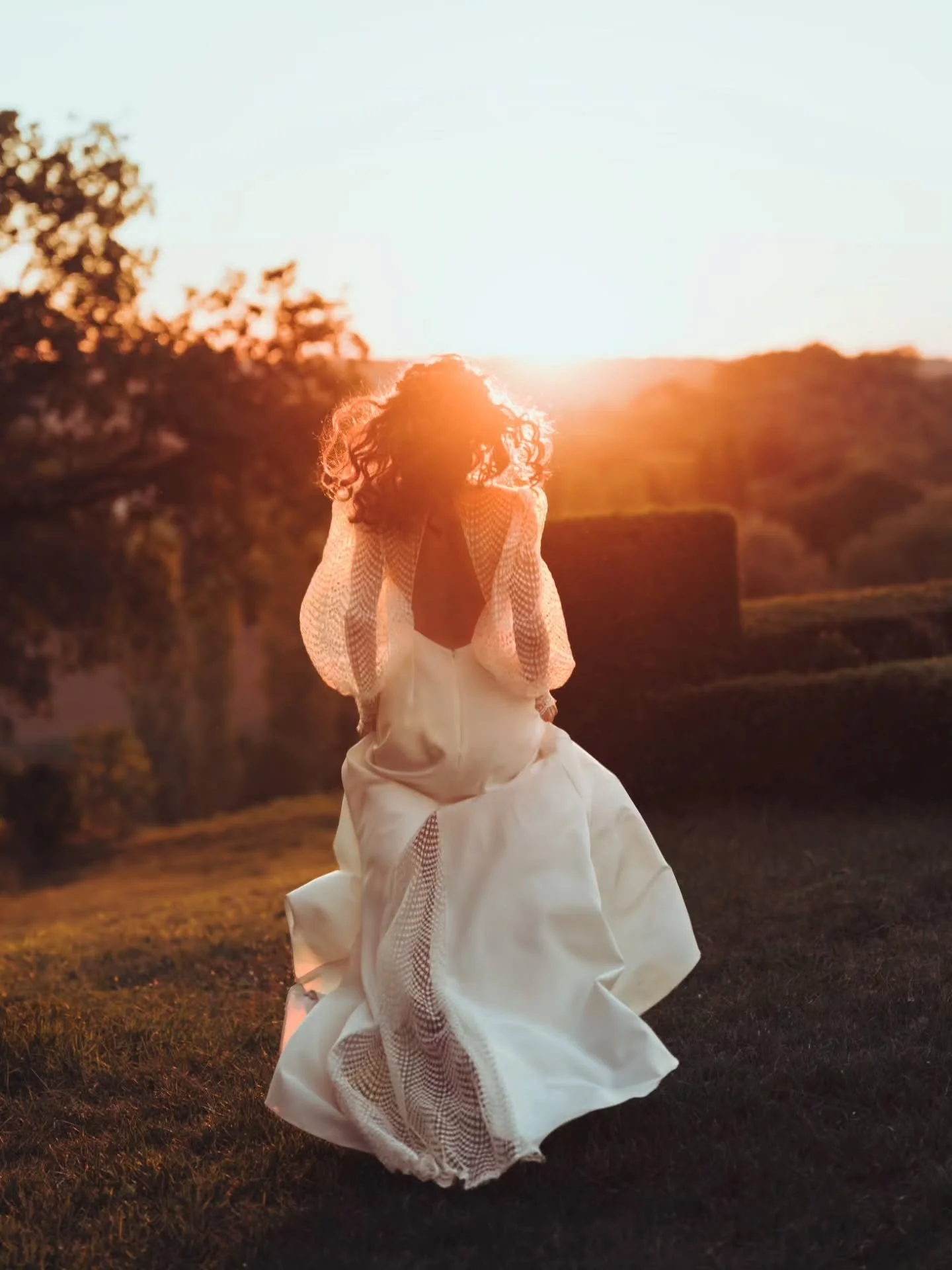 Two soulmates. 
One day. 
And what a european golden hour !! 😍
What's your favorite part of the day to make beautiful pictures ?

#goldenhourlight #portrait #couplesession #weddingsouthfrance #weddingabroad #weddingphotography #destinationweddingpho