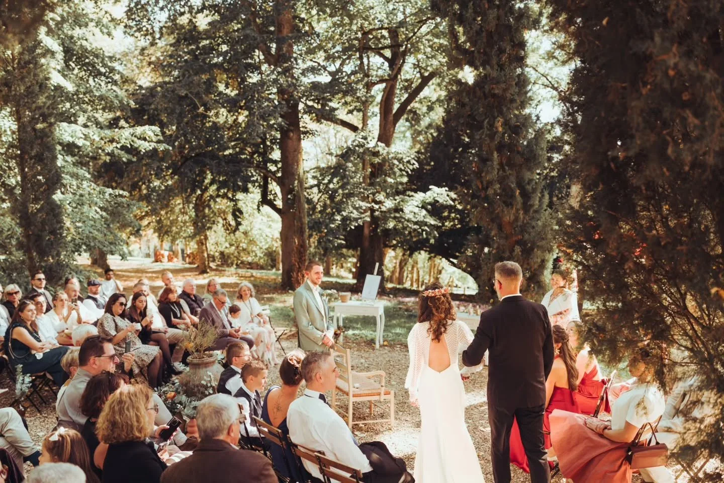 De superbes jardins &eacute;clair&eacute;s par une belle journ&eacute;e ensoleill&eacute;e proche de Toulouse. Des invit&eacute;s tous aussi resplendissants que les mari&eacute;s. Tout ce qu'il fallait pour faire briller encore encore plus l'amour qu