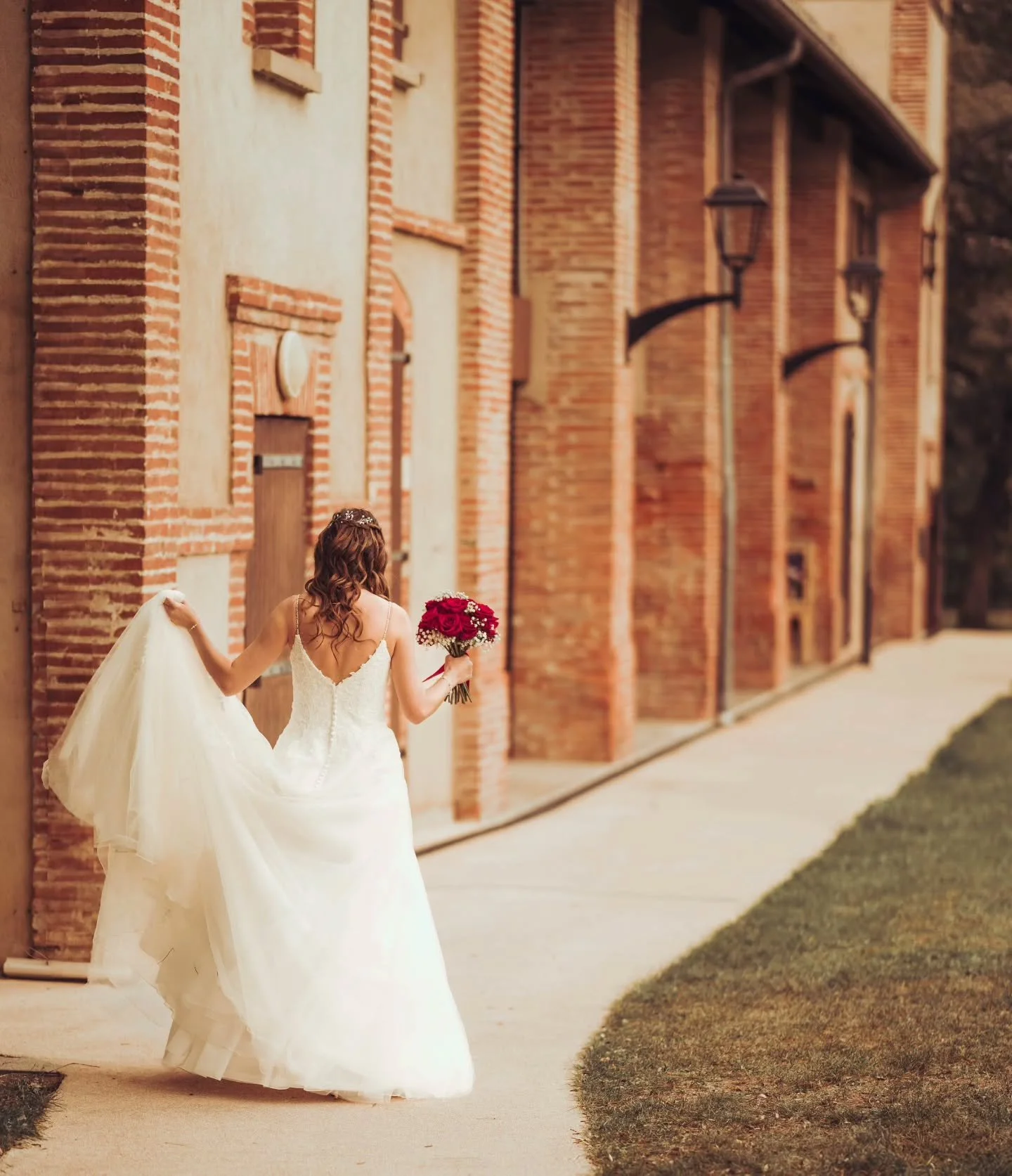 Avant leur f&ecirc;te de mariage au @mas_tolosa
Cyrielle et Thibaut ont decid&eacute; de faire un first look au lac de Plaisance entour&eacute;s de leur plus proches parents. Quelle &eacute;motion pour la mamie de Cyrielle comme tu pourras le voir !!
