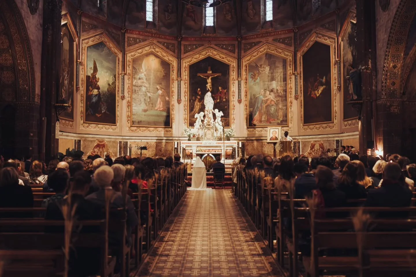 La magnifique &eacute;glise de Lisle sur Tarn, &agrave; quelques minutes du @lemanoirdelislesurtarn est juste magnifique. Elle a beau &ecirc;tre sombre, comme beaucoup d'&eacute;glises, sa prestance et son patrimoine historique en font en &eacute;cri