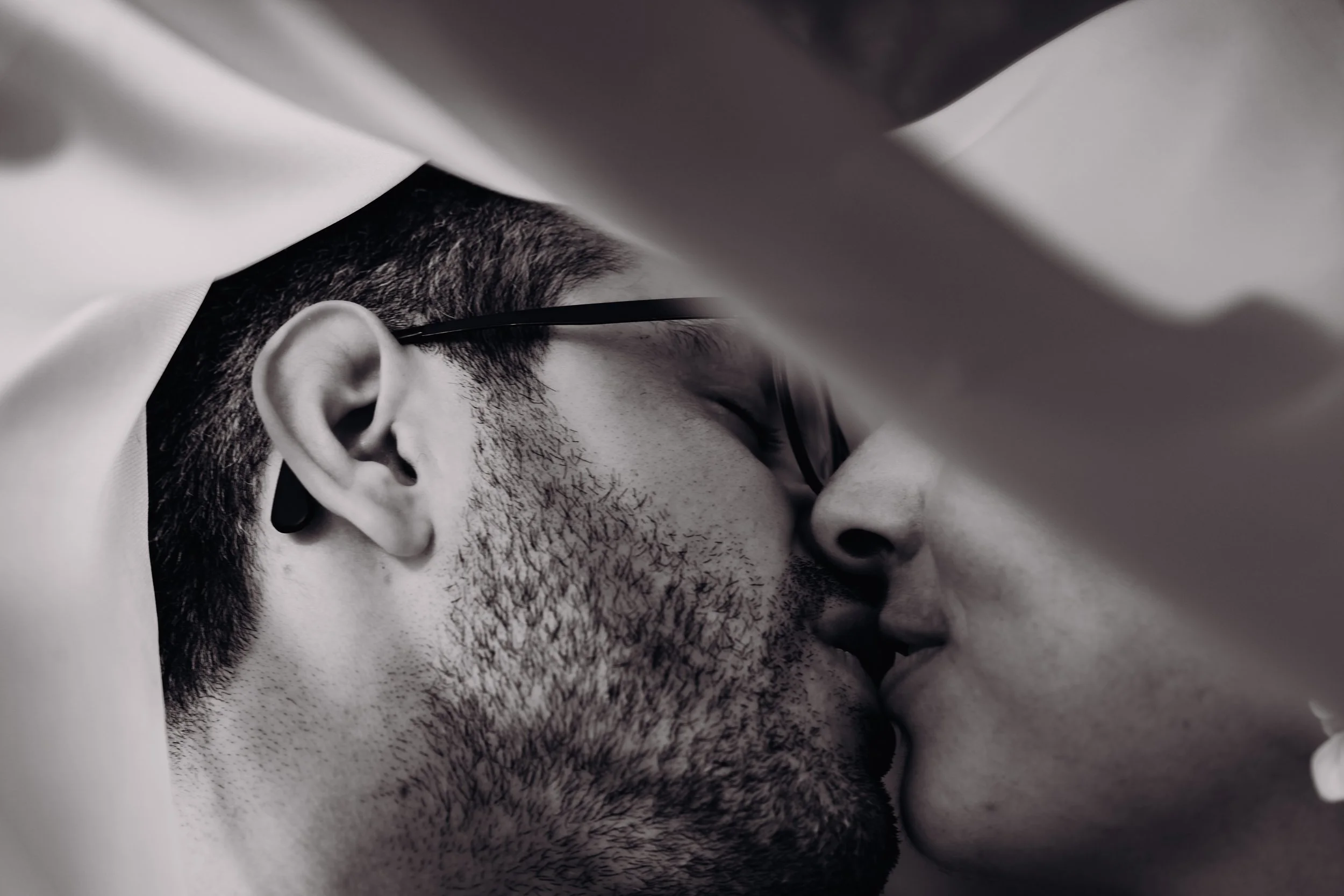 Noir et blanc ou couleur : l'art de sublimer les émotions de votre mariage