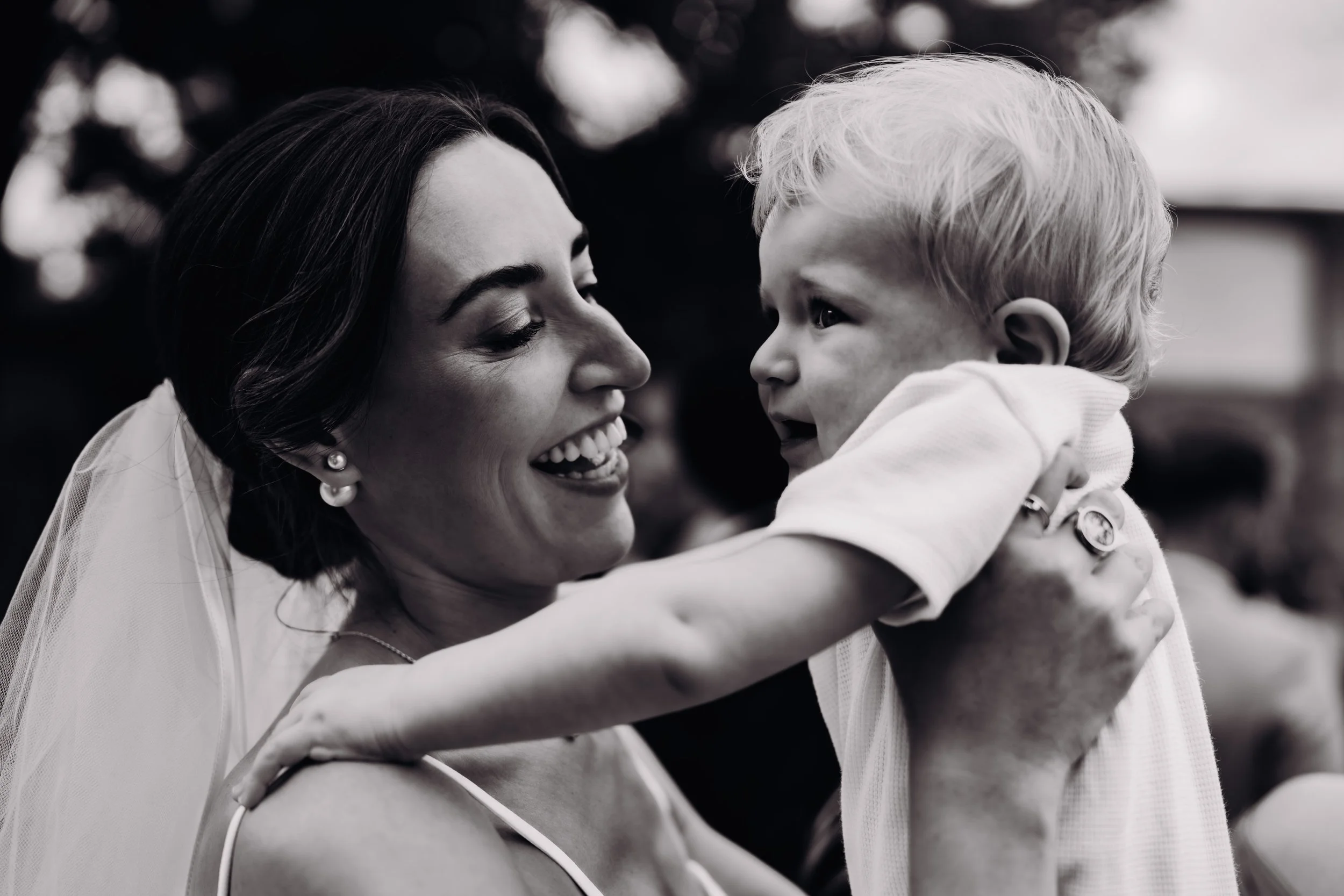 La mariée enlace son jeune enfant lors de son mariage à l'Orangerie des Demoiselles, proche de Toulouse