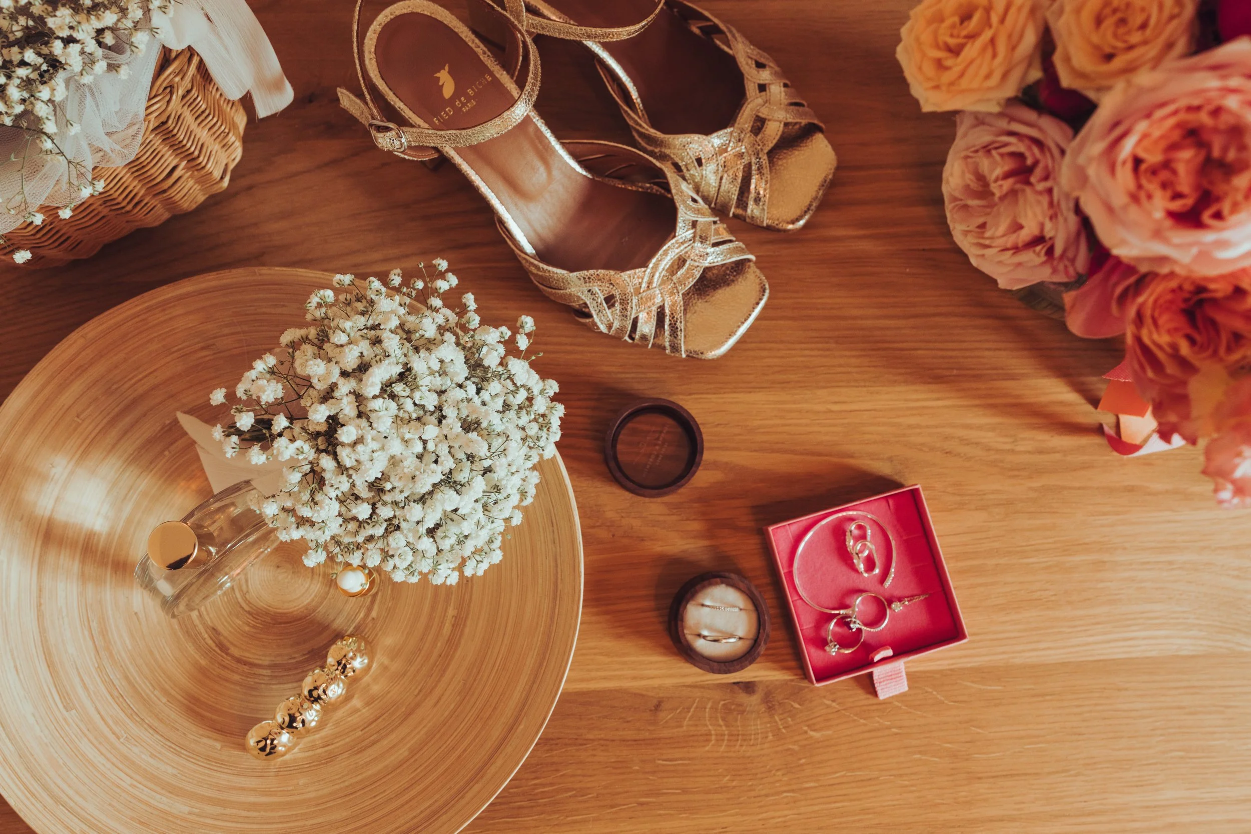 Flatlay de mariage avant le mariage religieux à l'église de Tournefeuille près de Toulouse, en Occitanie.