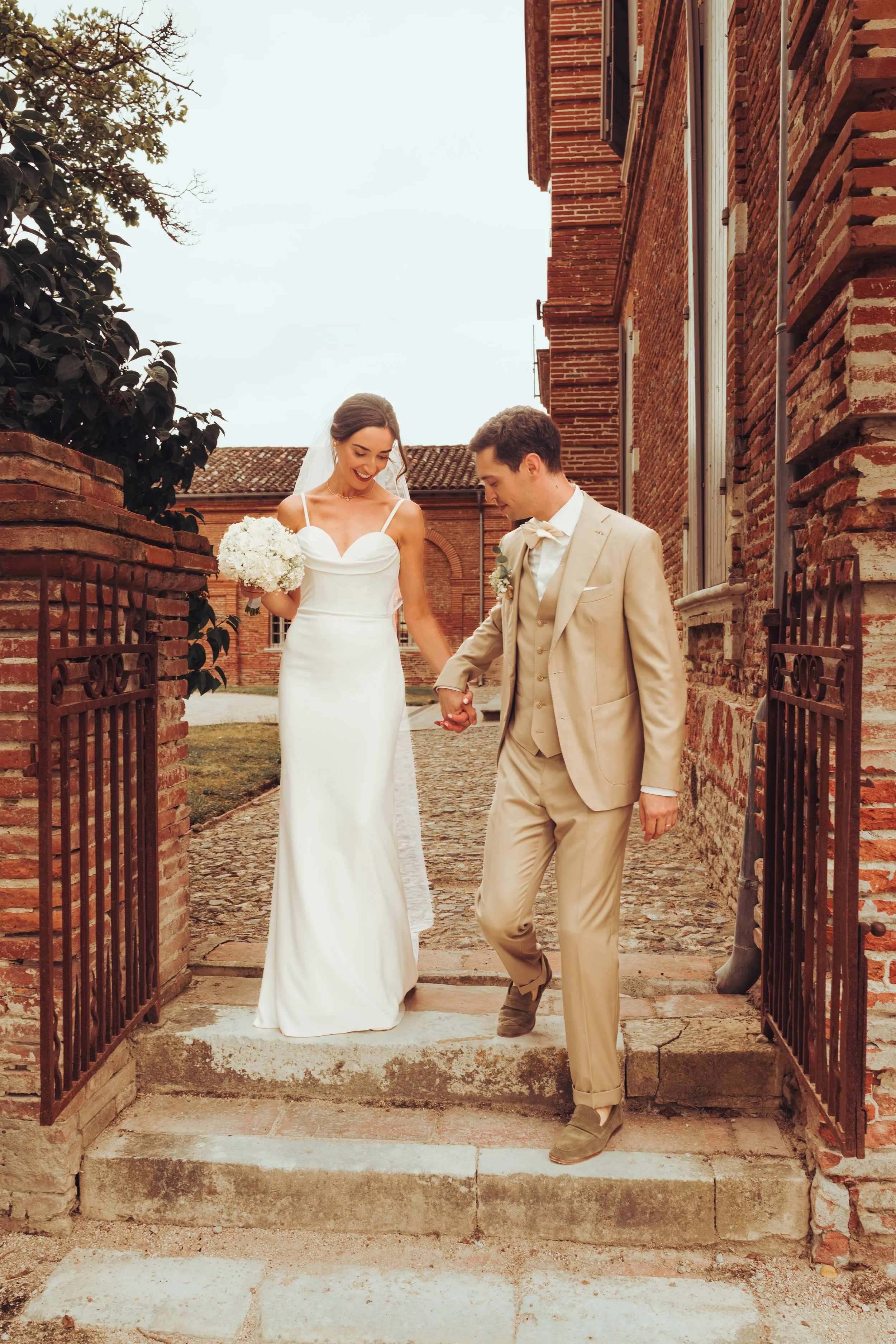 Après leur mariage religieux à l'église de Seysse les nouveaux mariés arrivent à l'Orangerie des Demoiselles à Frouzins proche de Toulouse. 