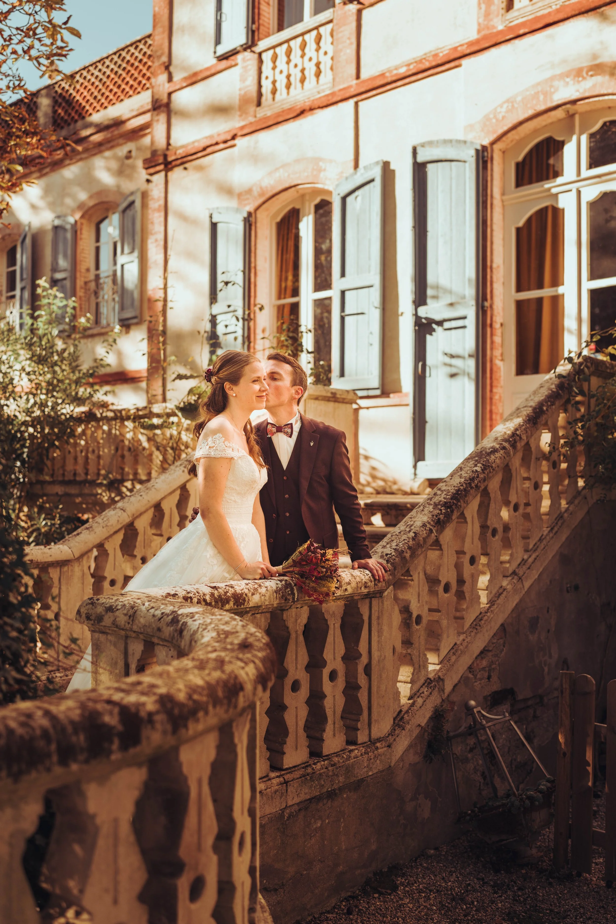 La mariée s'élance au bras de son père vers sa cérémonie laïque dans les jardins du manoir du Thouron près de Toulouse, en Occitanie. 