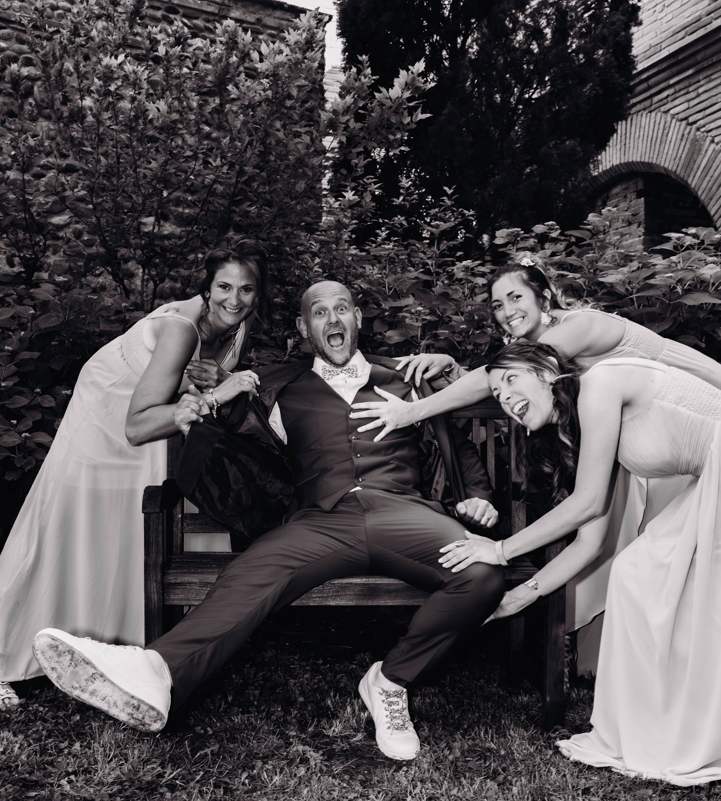 Les demoiselles d'honneur taquine le marié lors du vin d'honneur proche de Toulouse. 