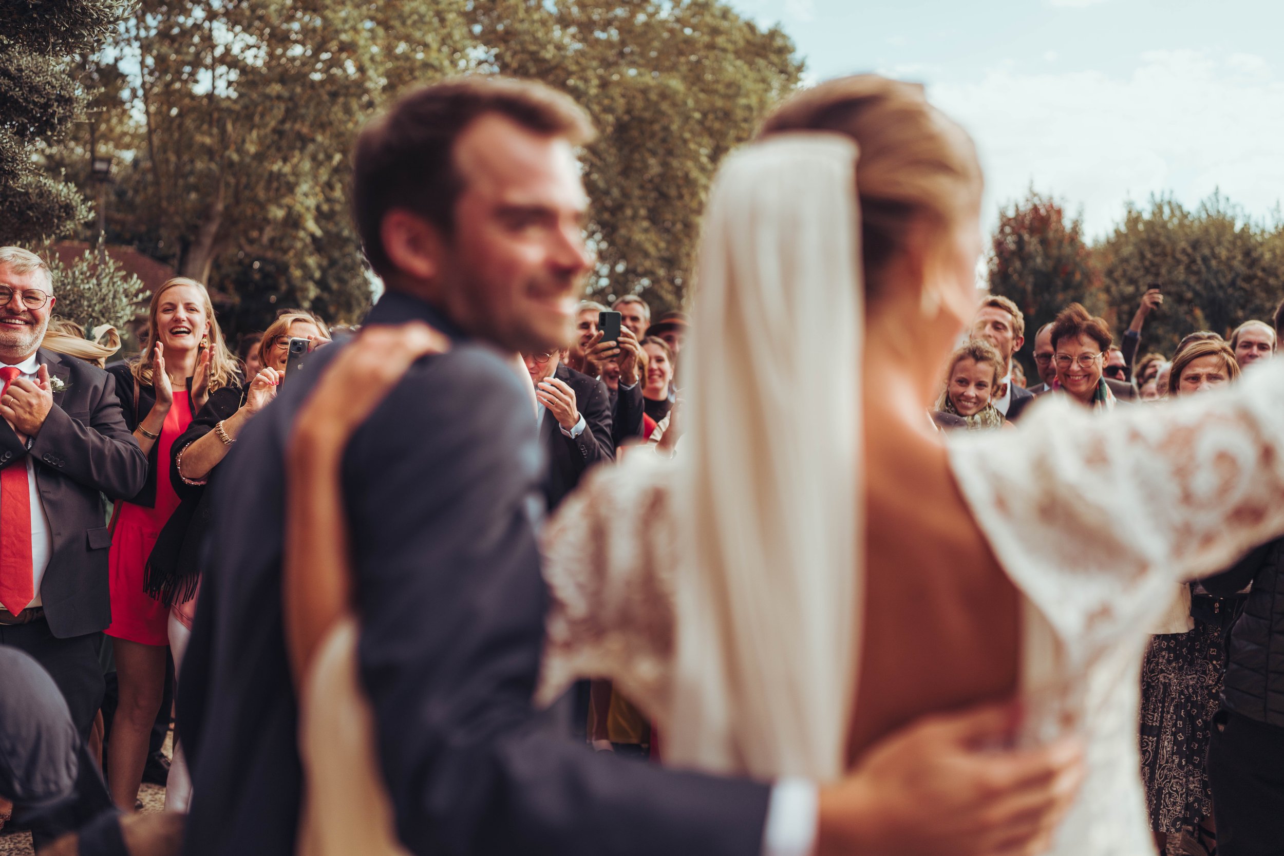 Un couple sort de l'église après son mariage religieux dans une église proche de Toulouse