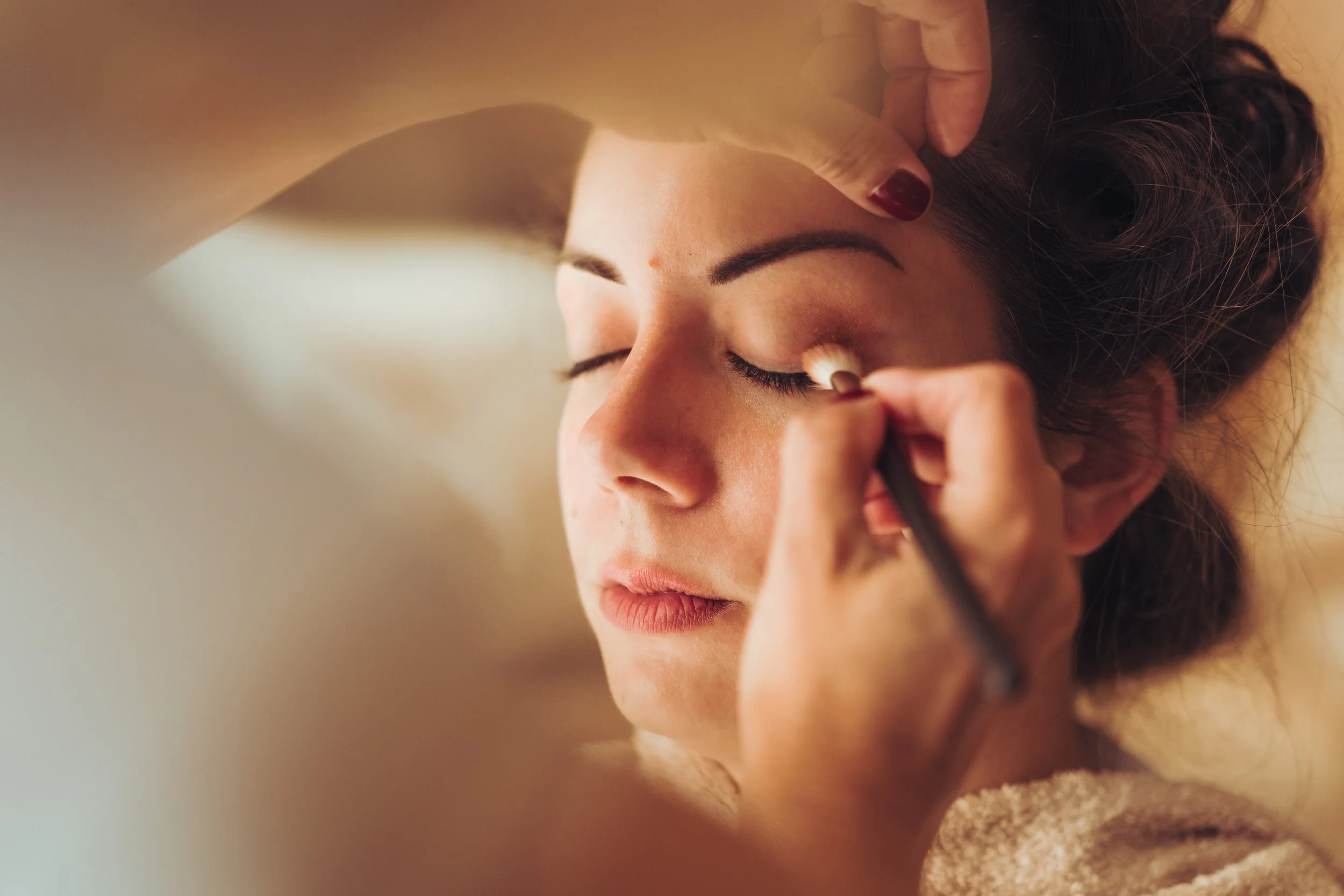 Mise en beauté de la mariée au domaine de Gailhaguet avant de se rendre à l'Eglise pour son mariage proche de Toulouse