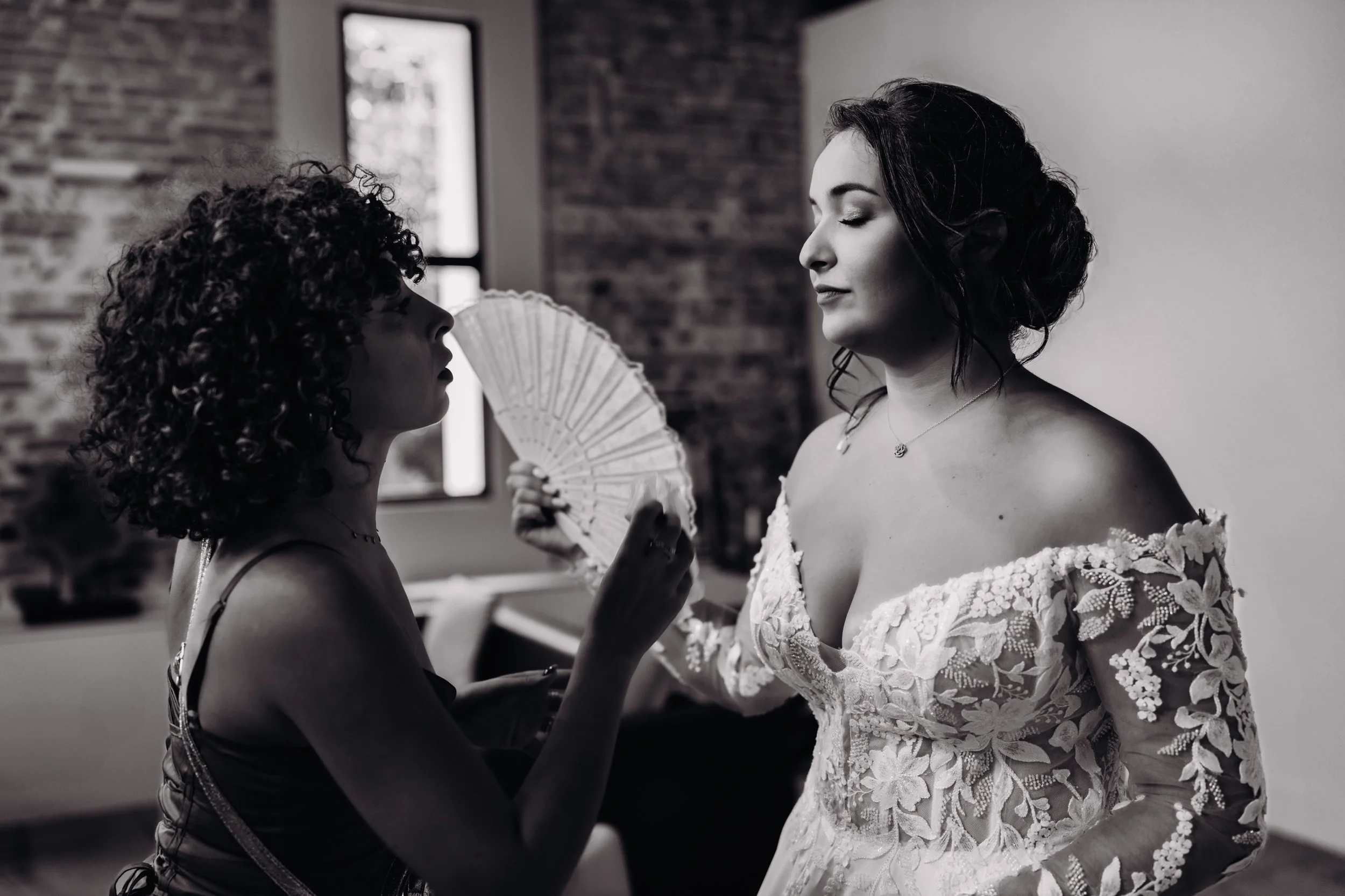Mise en beauté de la mariée au Mas des Canelles proche de Toulouse, en Occitanie. 