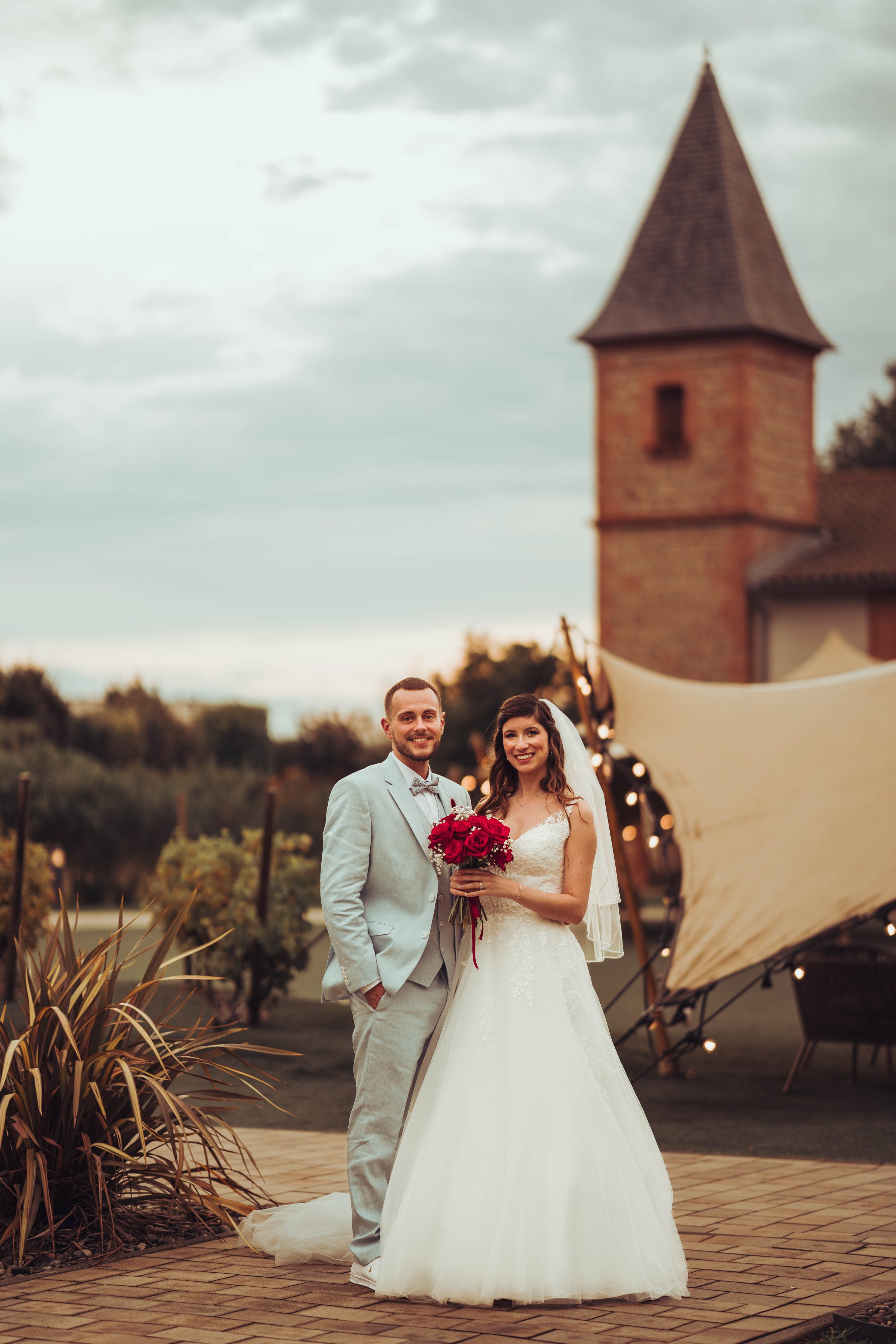Un couple de mariés au Mas Tolosa, en pleine séance de photos de couple.