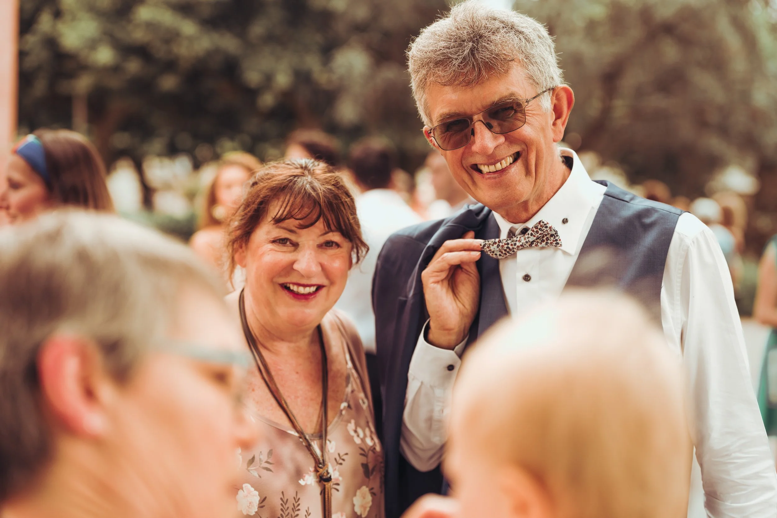 Les parents du marié avec leur petit fils avant la cérémonie de mariage à l'église de Seysse, près de Toulouse, en Occitanie.