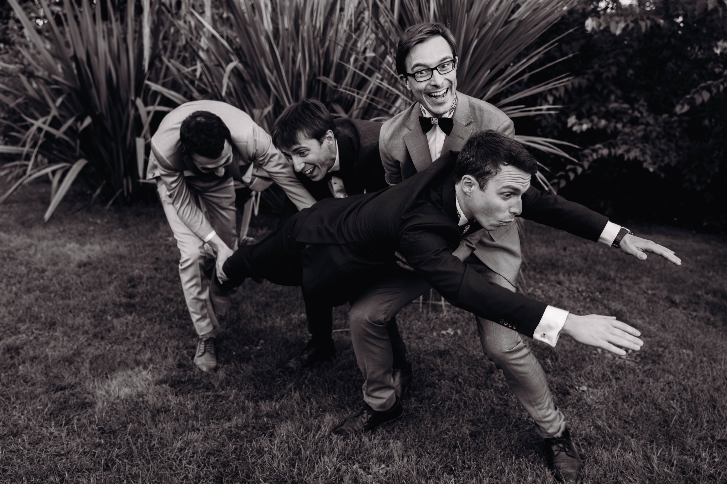 Le marié et ses frères au manoir du Thouron, près de Toulouse, en Occitanie. 