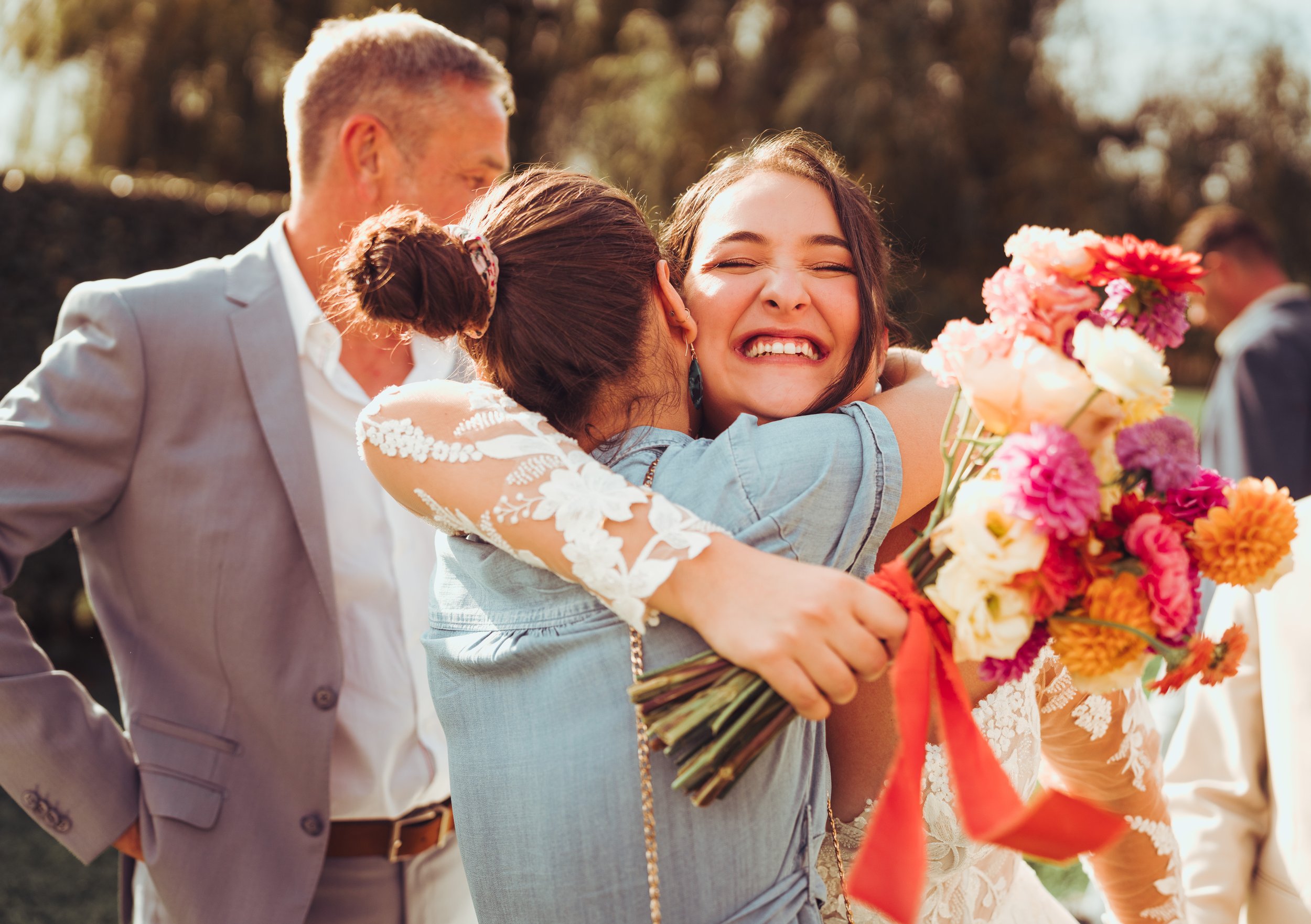 La mariée enlace ses proches après sa cérémonie laïque de mariage au Mas des Canelles près de Toulouse, en Occitanie.  